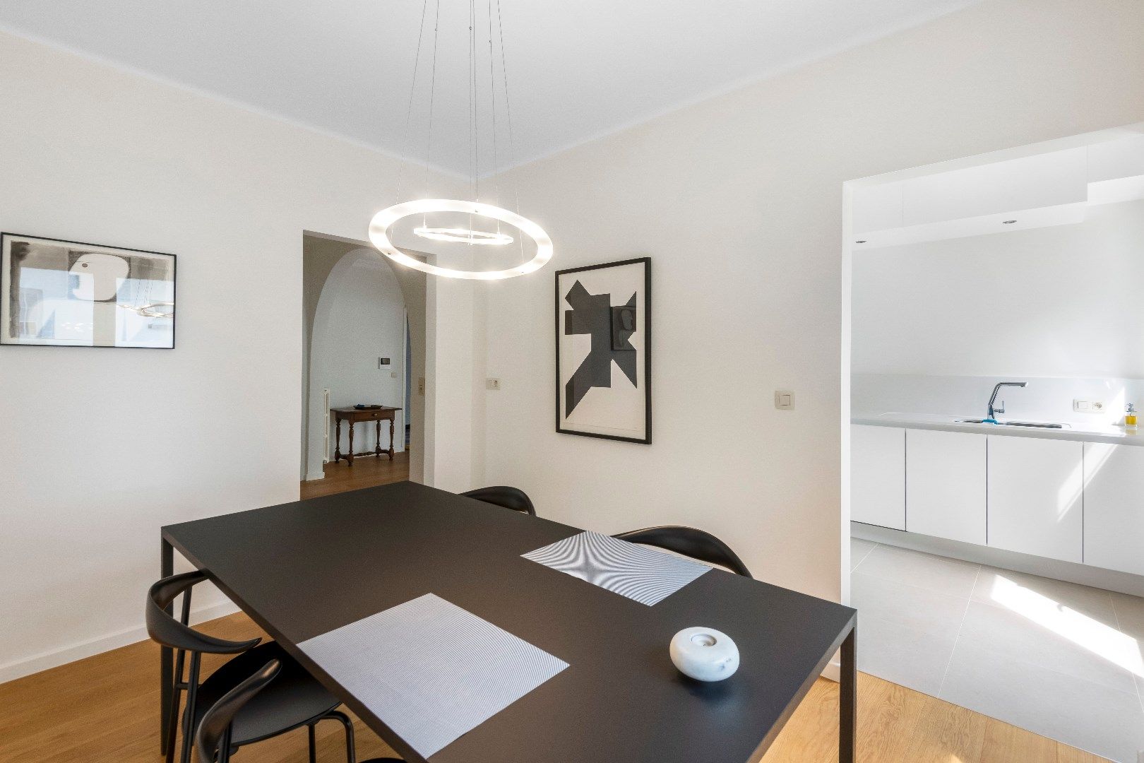Zeer verzorgd en zonnig hoekappartement, rustig gelegen in de Koningslaan, vlakbij de winkels en de dijk. Incl. garage én staanplaats. foto 12
