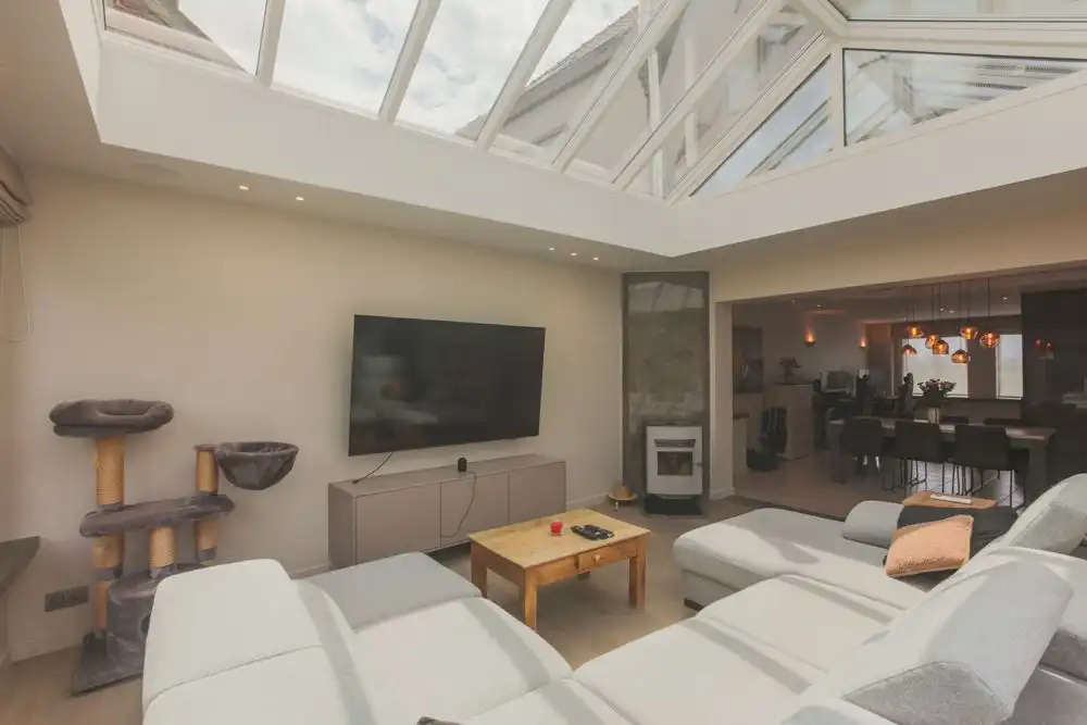 Ruime halfopen woning met garage, carport en tuin foto 7
