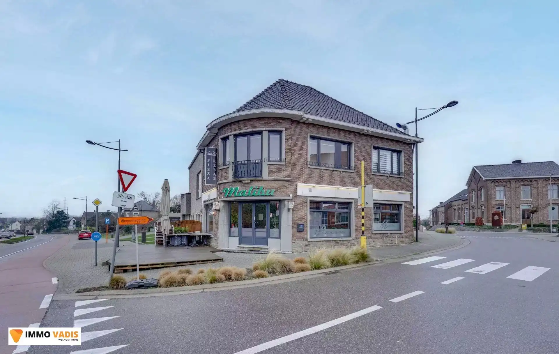 Handelspand  en appartement met garage en parkeerplaatsen foto {{pictureIndex}}