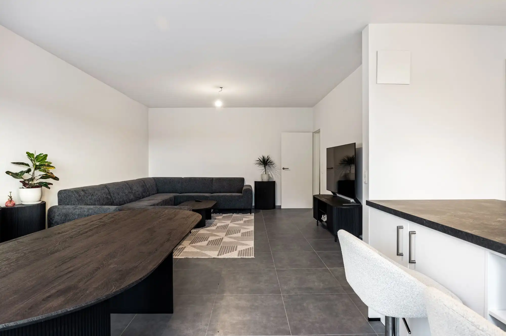 Volledig gerenoveerd 2-slaapkamerappartement met terras, garagebox en groen uitzicht! foto 6