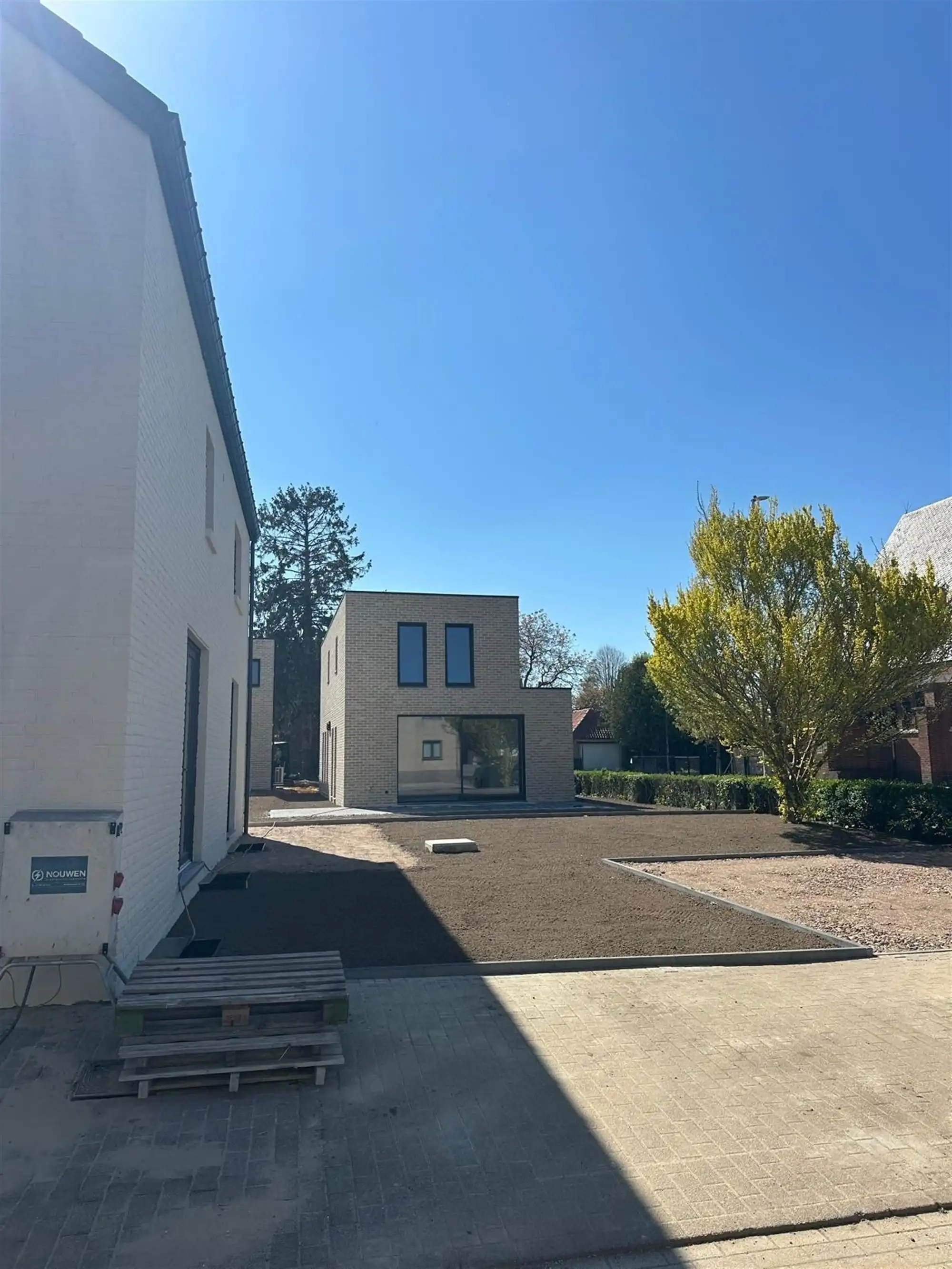 Ruime vrijstaande, te renoveren, woning op een rustige locatie in Voorshoven foto 6