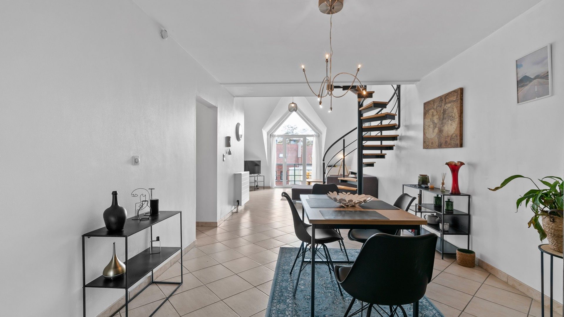 Instapklaar appartement met 2 slpkrs in Genk centrum foto {{pictureIndex}}