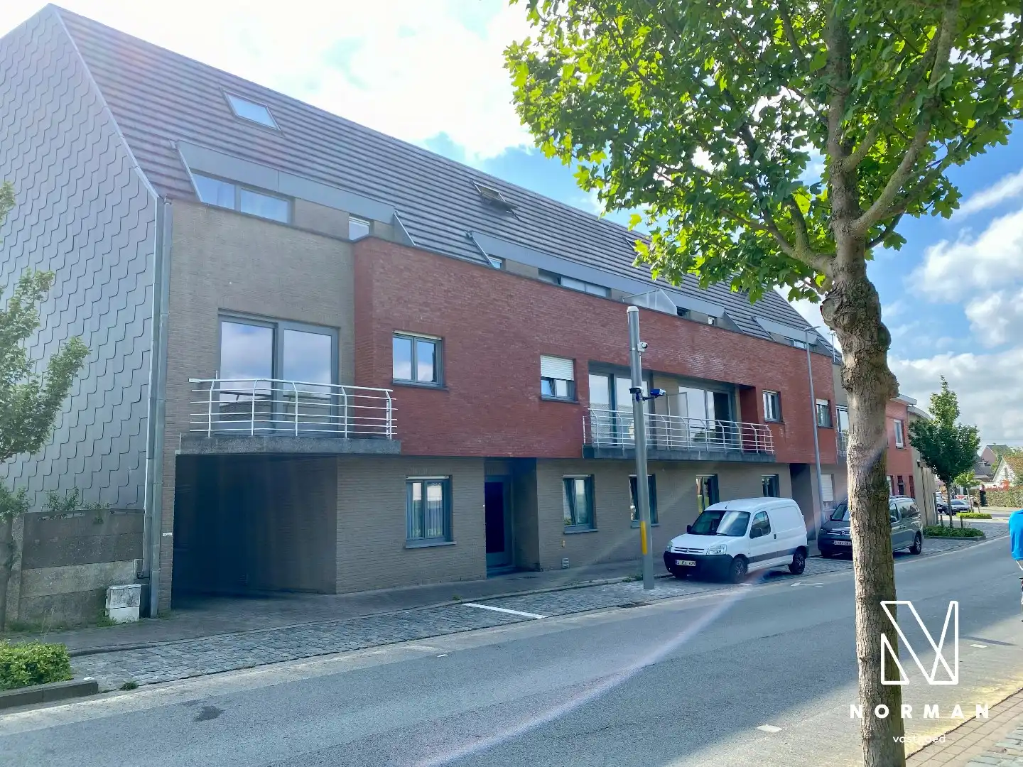 Gerenoveerd gelijkvloers appartement met 2 slaapkamers en inpandige garage en zonneterras! foto {{pictureIndex}}