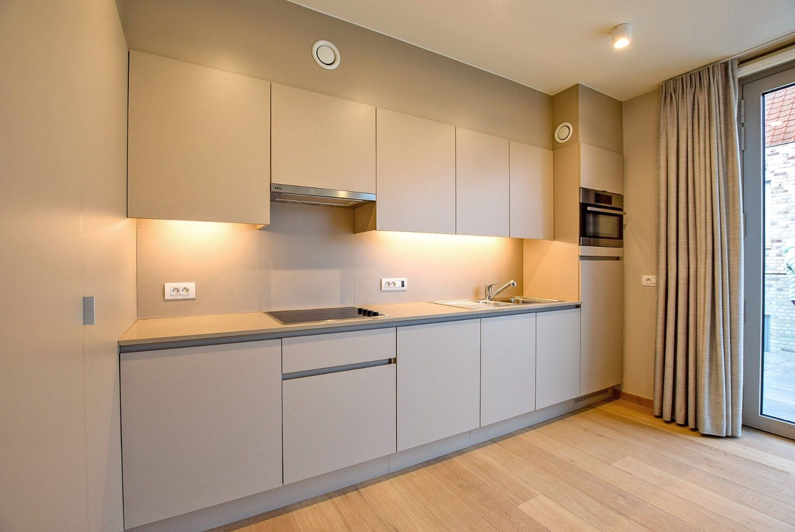 Uiterst goed onderhouden assistentieflat (55m² + 11m² terras) met 1 slaapkamer te Nieuwpoort.  foto 3