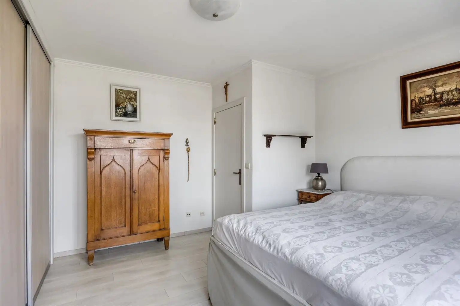 Ruim, gerenoveerd 2-slaapkamer appartement met terras, garagebox en aparte berging, gelegen vlak bij het centrum van Maaseik. foto 9