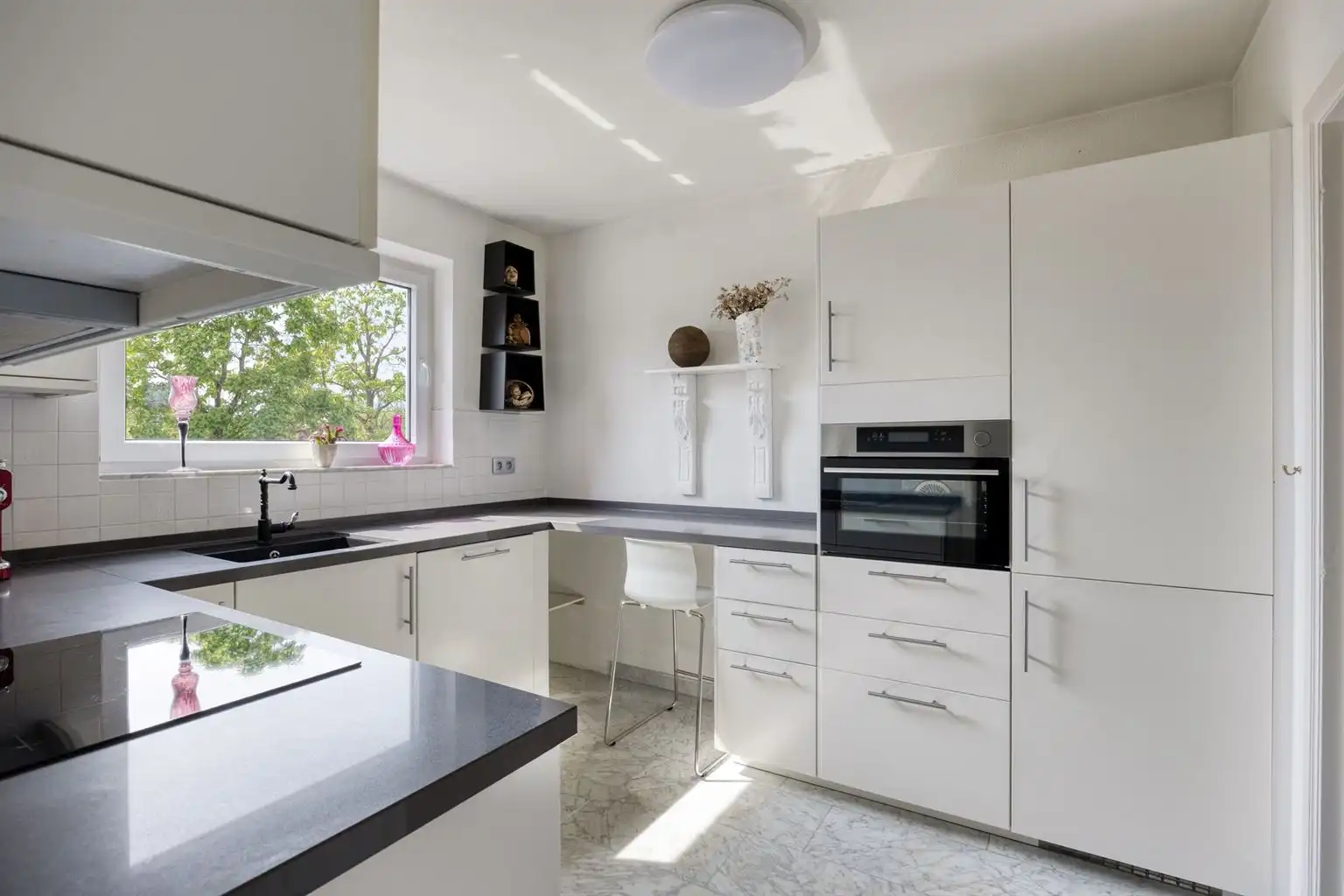 Ruim, gerenoveerd 2-slaapkamer appartement met terras, garagebox en aparte berging, gelegen vlak bij het centrum van Maaseik. foto 9