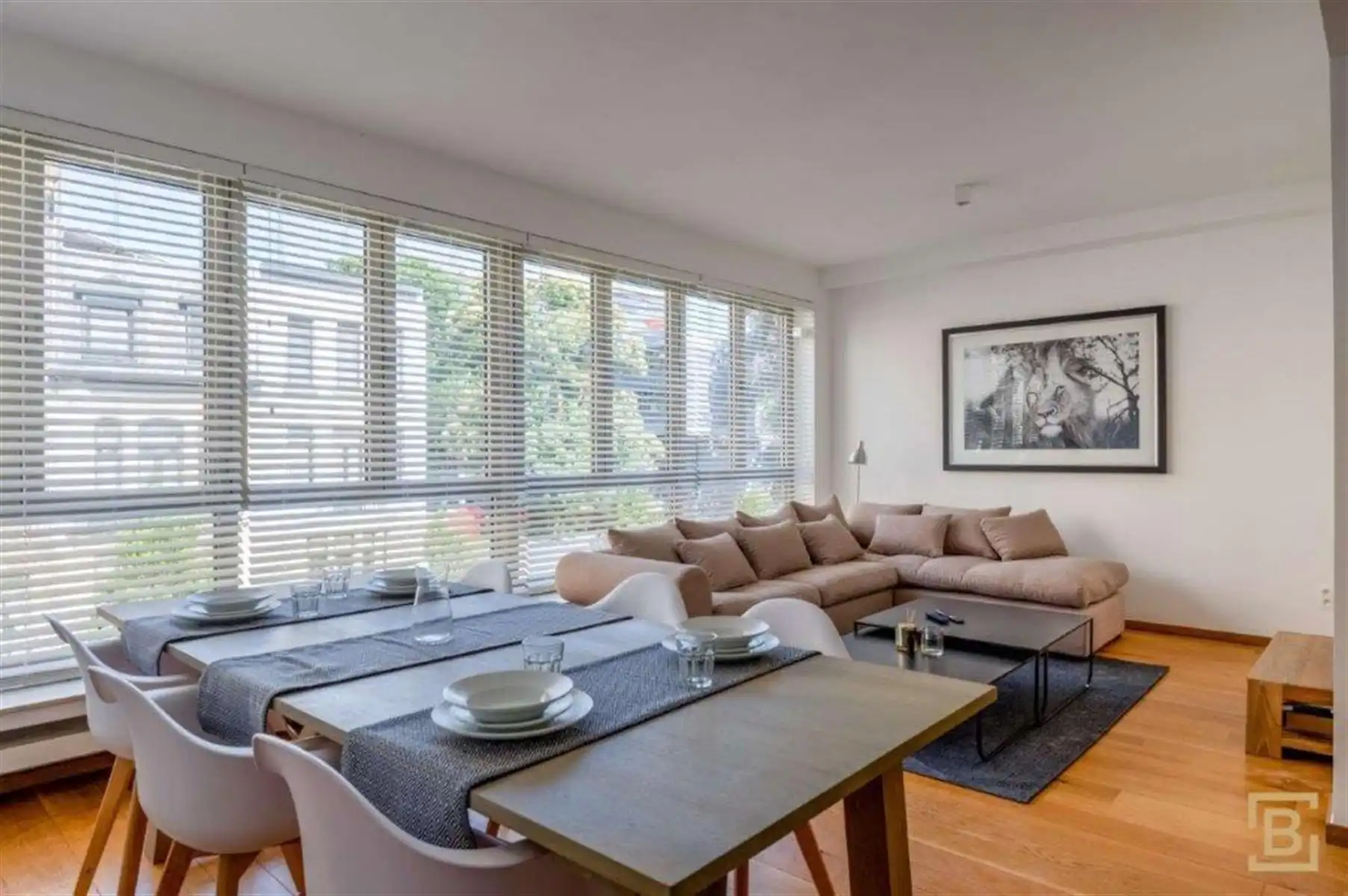 Gerenoveerd en modern gemeubeld appartement drie slaapkamers. foto 2