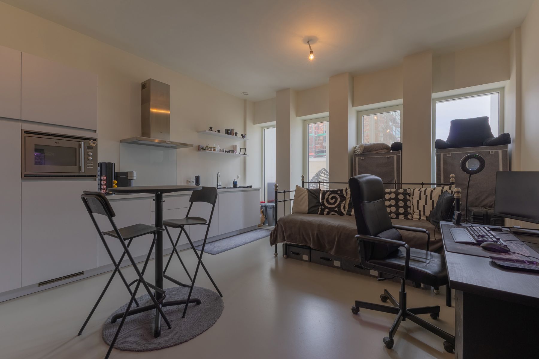 Recente studio met leuk terras en kelder foto 7