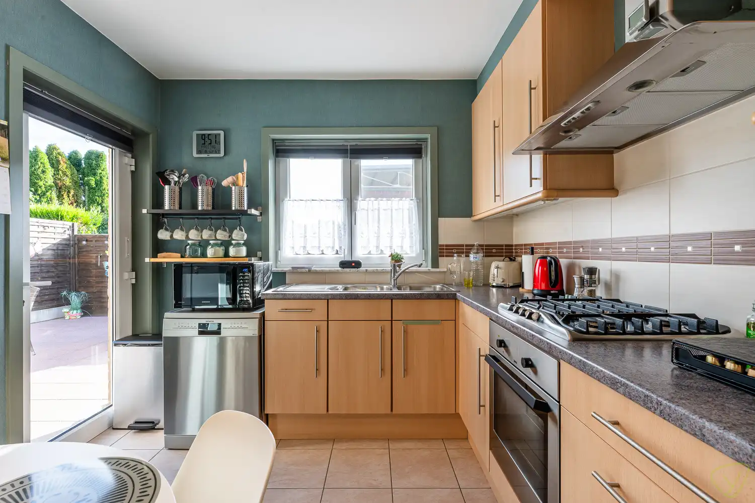 Moderne gezinswoning te koop in Eeklo met 3 slaapkamers, garage en zolder, perfect voor comfortabel wonen! foto 11