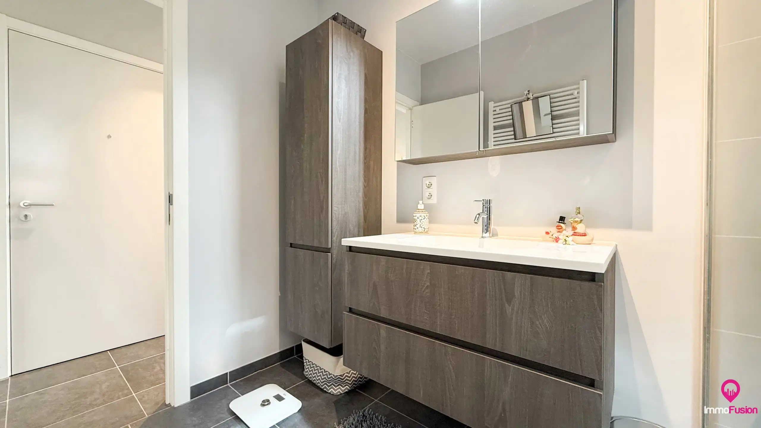 Modern appartement , bemeubeld met vrij uitzicht en parkeerplaats! foto 19