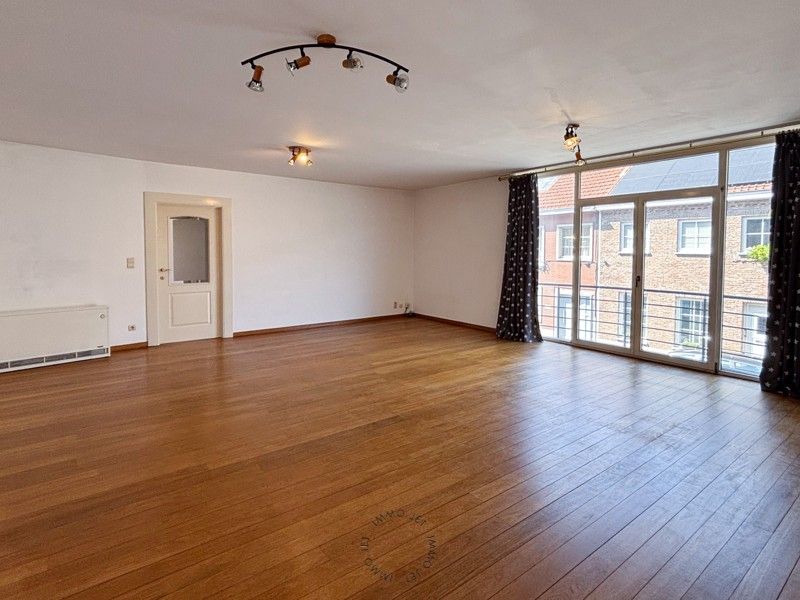 Instapklaar en lichtrijk appartement met staanplaats nabij centrum Beveren foto 5