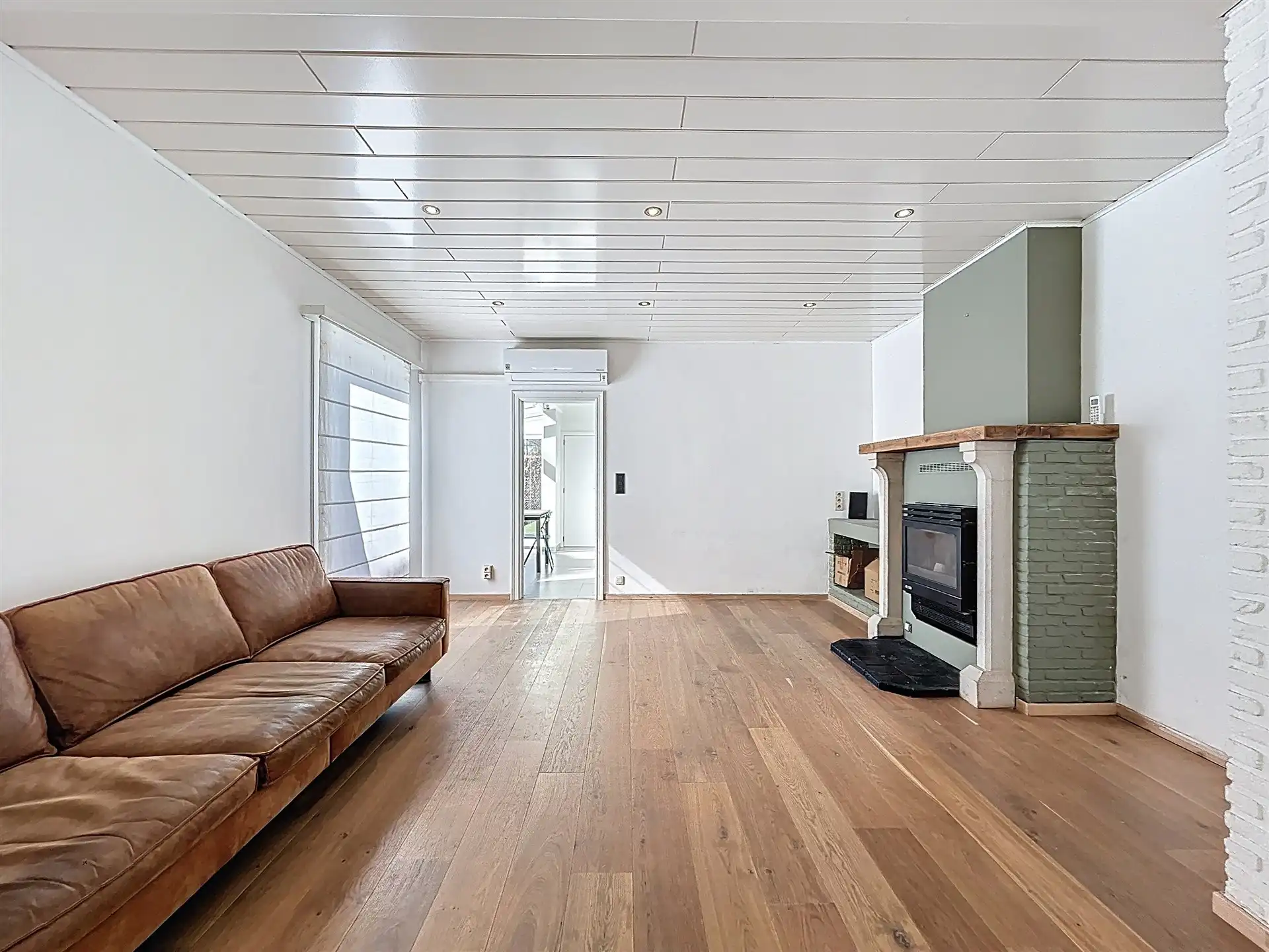 Instapklare half open bebouwing met 3 slaapkamers en oprit voor meerdere wagens op toplocatie foto 3