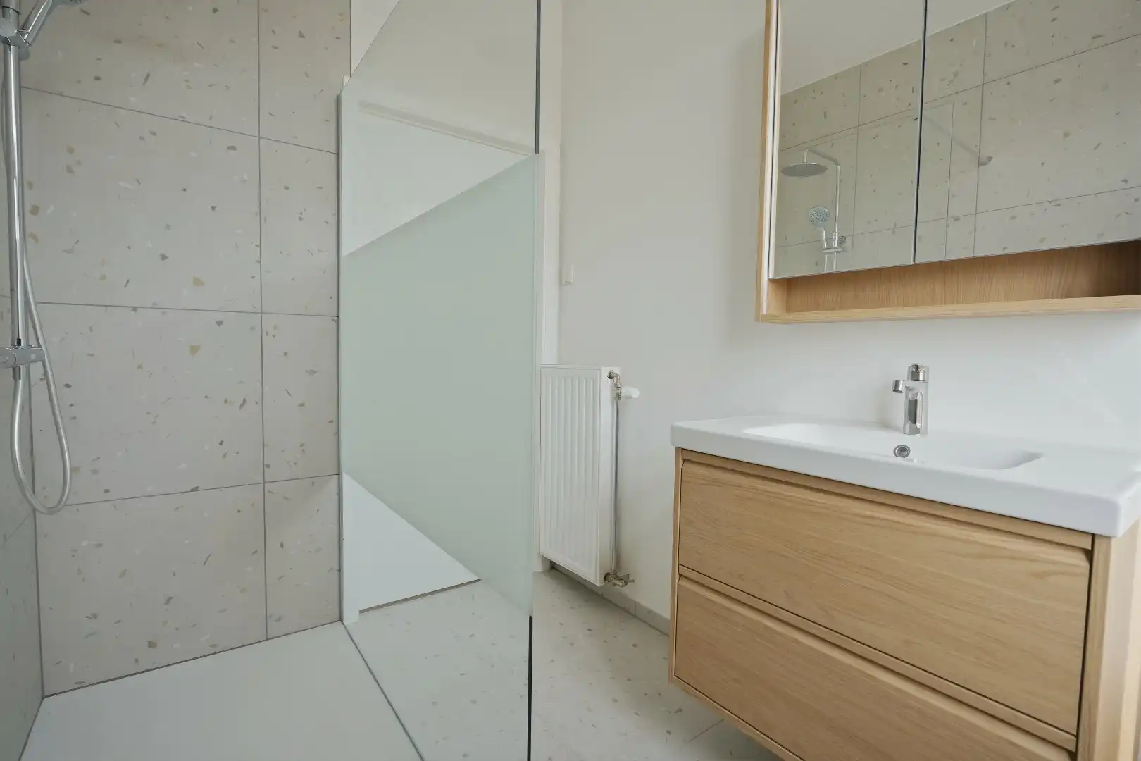 Recent gerenoveerde woning (2026), centraal gelegen aan het marktplein van Merkem! foto 11