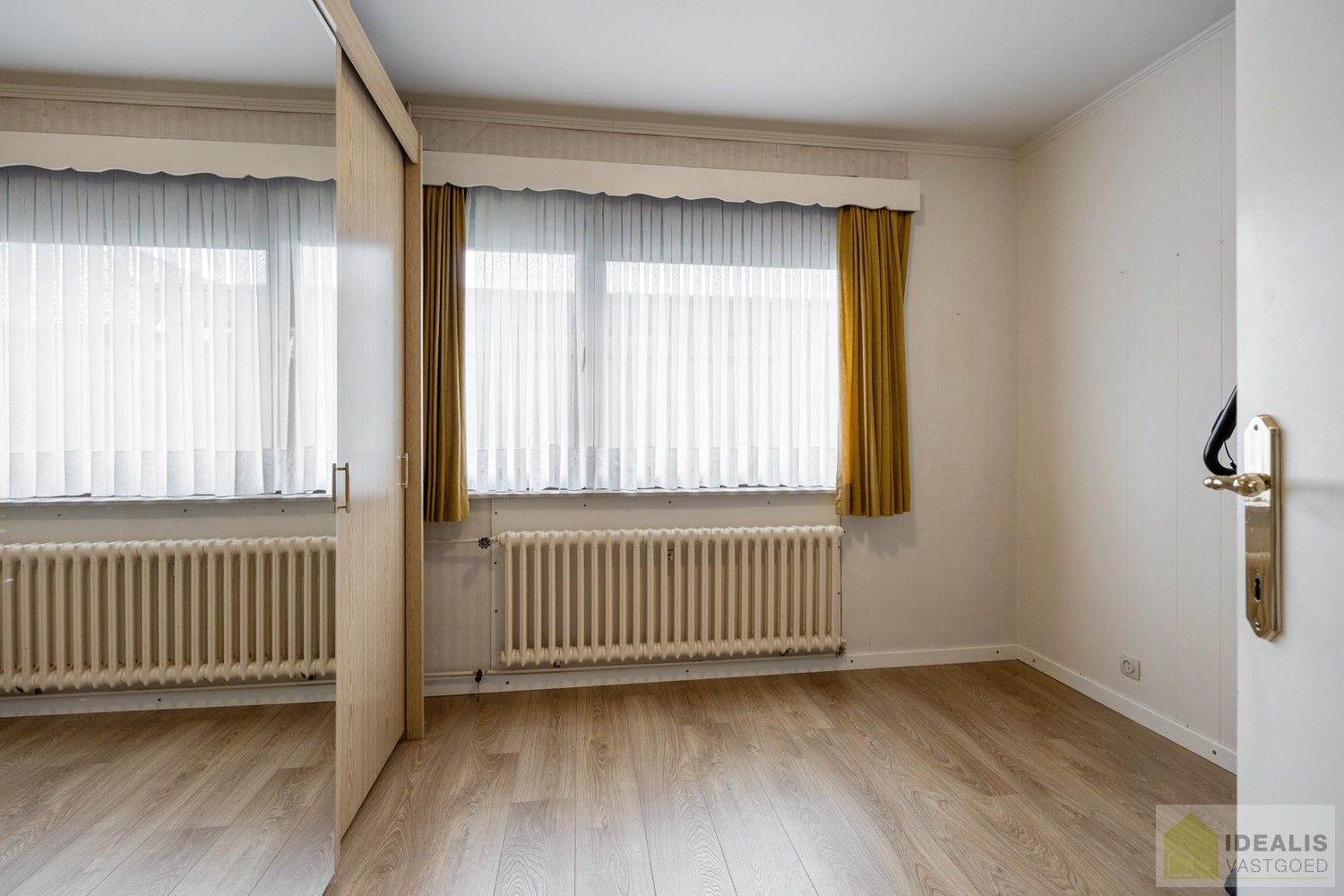 Aangename karakterwoning op fijne locatie te Pelt. Deze woning omvat maar liefst +-124m² netto bewoonbare oppervlakte op een perceel van 7a 36ca met een ruime woonkamer, 3 slaapkamers, badkamer, wasplaats en eventueel af te werken zolder vlakbij de dorpskern van Pelt! Uiterst geschikt voor kandidaten op zoek naar een betaalbare doch instapklare woning. foto 23