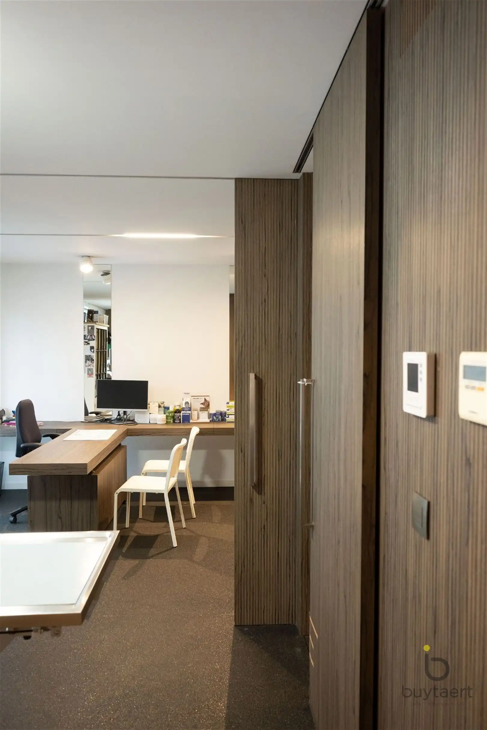 RUIME EN LICHTRIJKE PRAKTIJK IN GELIJKVLOERSAPPARTEMENT MET PRIVÉ-TUIN foto 11