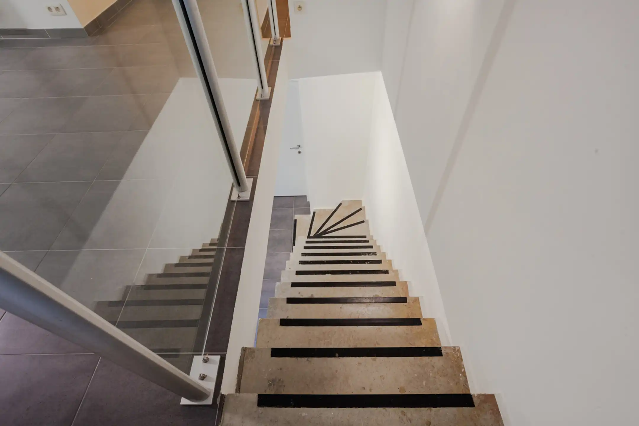 Strategisch gelegen duplex handelsruimte foto 6