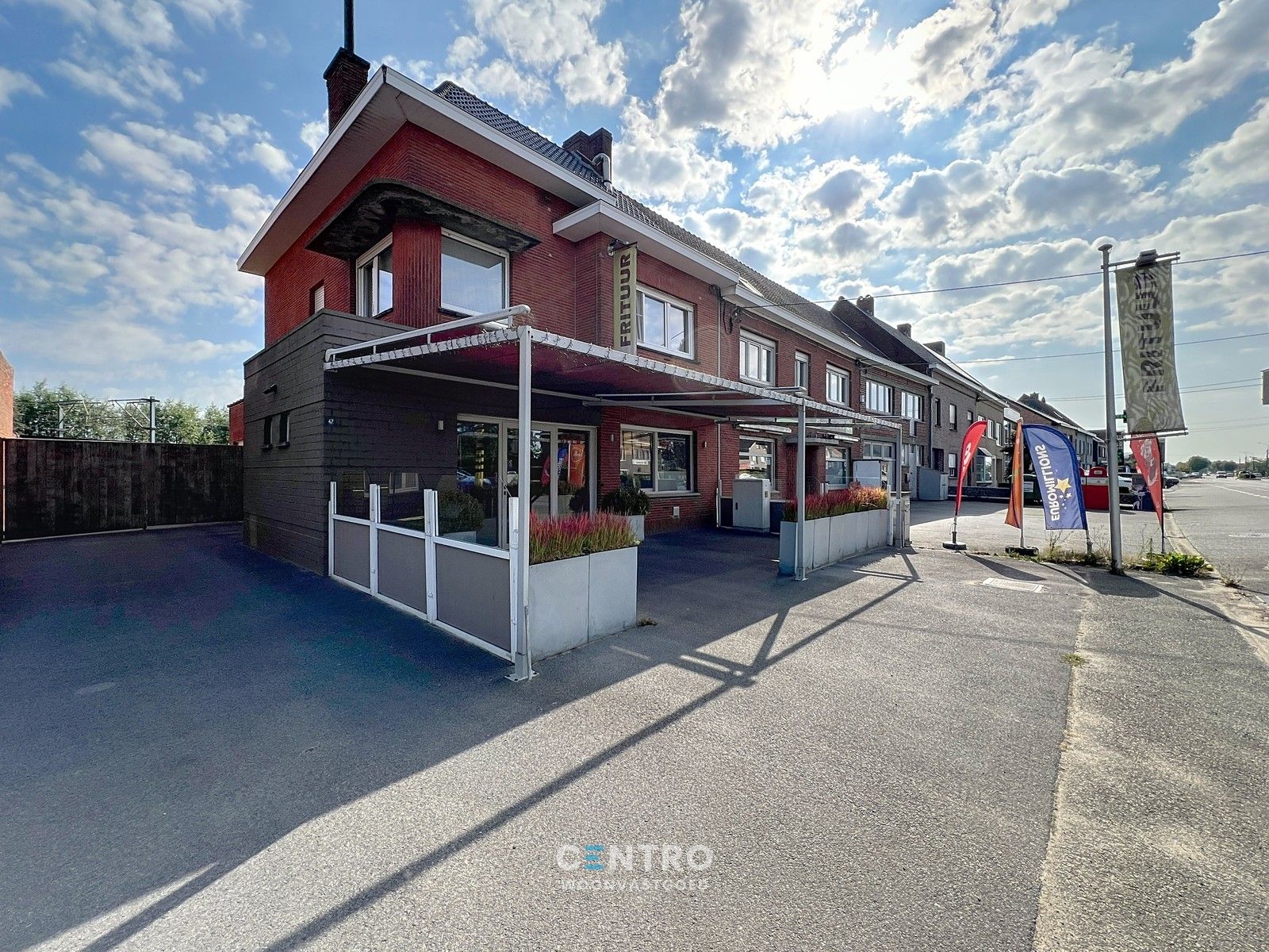 Woning met commerciële ruimte (eenvoudig om te vormen naar ruime leefruimte), 240m² bewoonbaar, extra tuinbergingen en DUBBELE garage te Torhout. foto 3