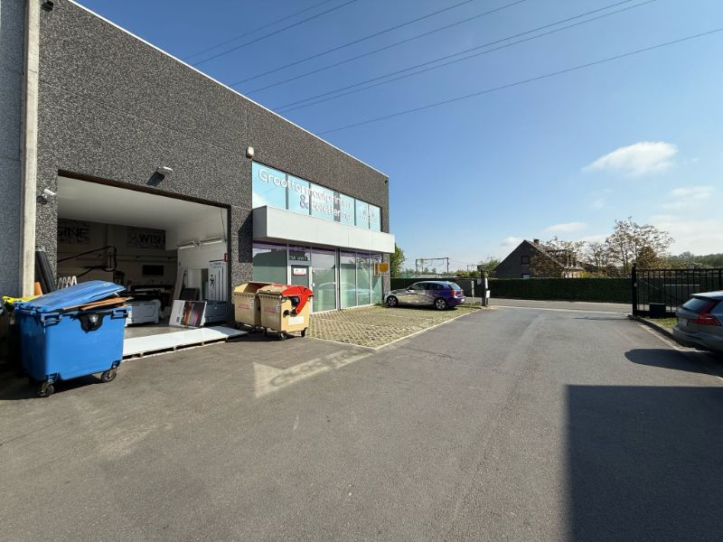 Modern bedrijfsgebouw met magazijn en kantoren foto 16