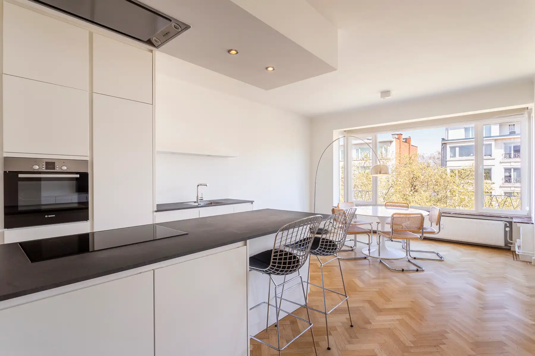 Ruim en lichtrijk appartement met terras op toplocatie! foto 3