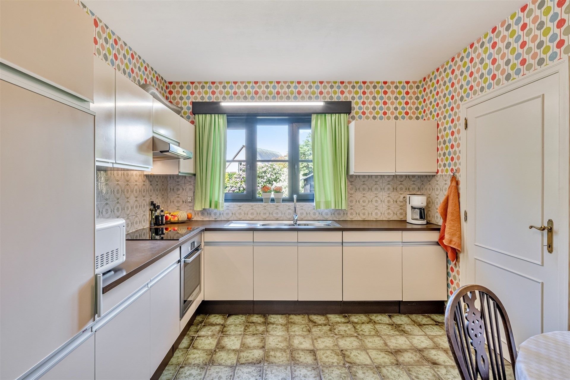 Topper! Instapklare woning in residentiële buurt, met zonnige tuin! foto 3