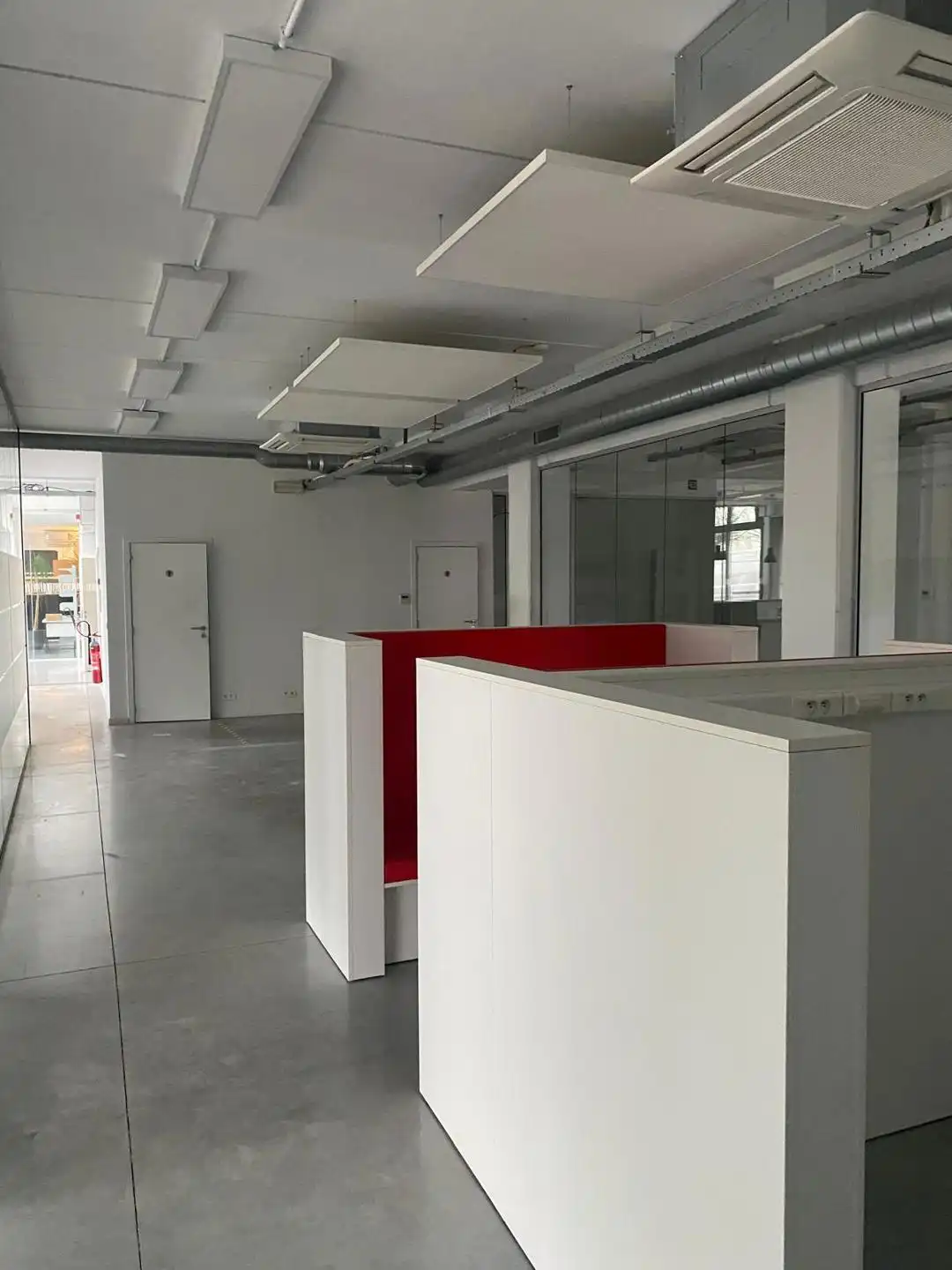 Kantoorruimte 310m² met aansluitend magazijn 216m²  in Burcht foto 9
