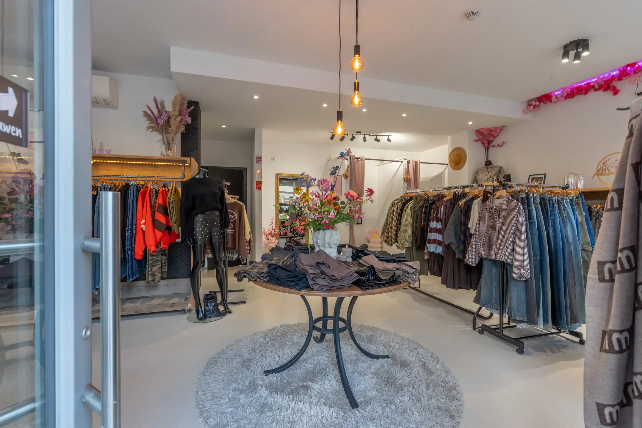 Voormalige winkel met garage, mogelijkheid tot 3 slpk woning foto 3