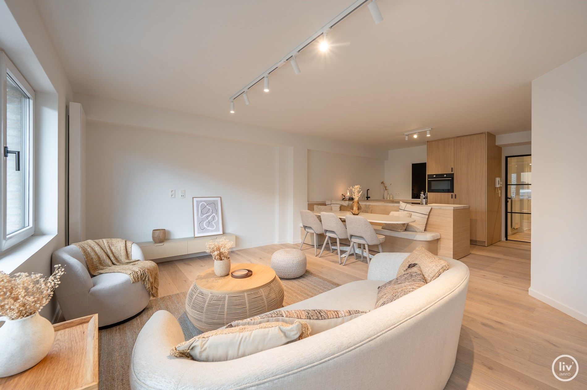 Volledig gerenoveerd  appartement gelegen op de Lippenslaan te Knokke.  foto {{pictureIndex}}