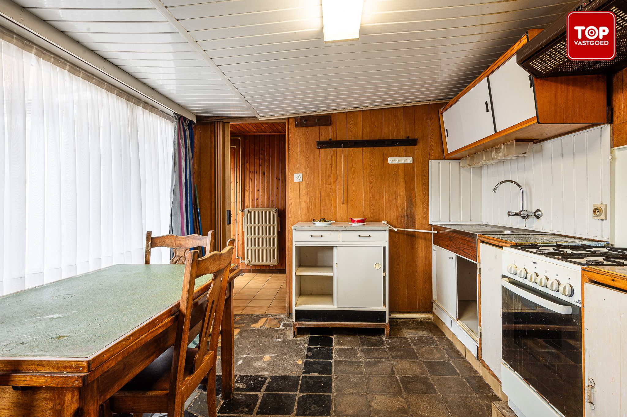 Totaal te renoveren woning met 4 slaapkamers en leuke tuin. foto 22