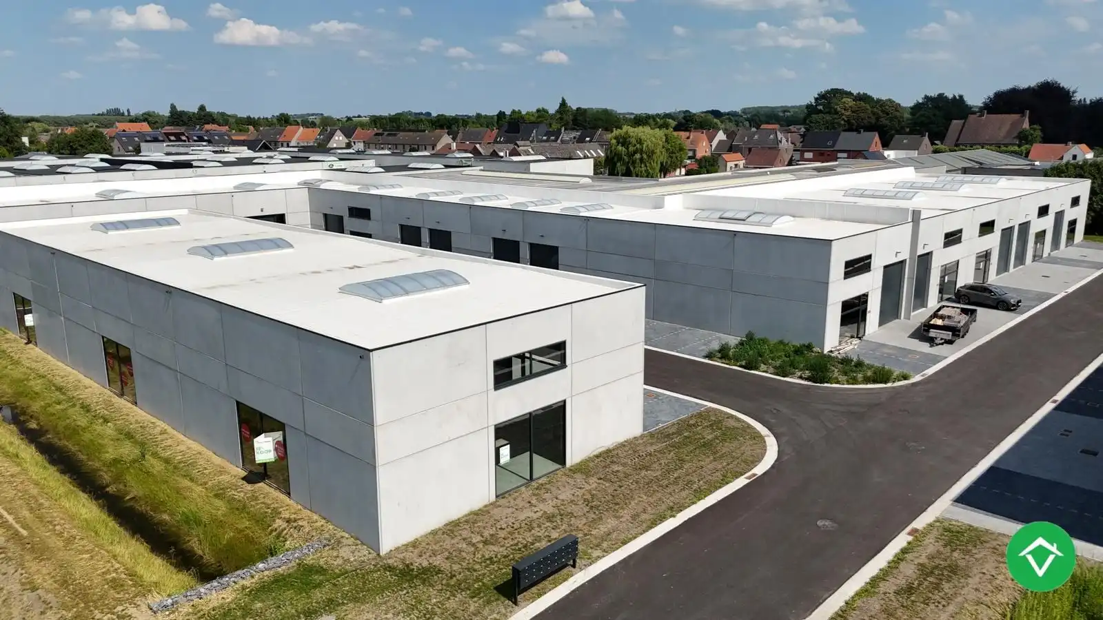 Loods te koop – 225 m² met 3 parkeerplaatsen inbegrepen op de industriezone te Ichtegem foto 5