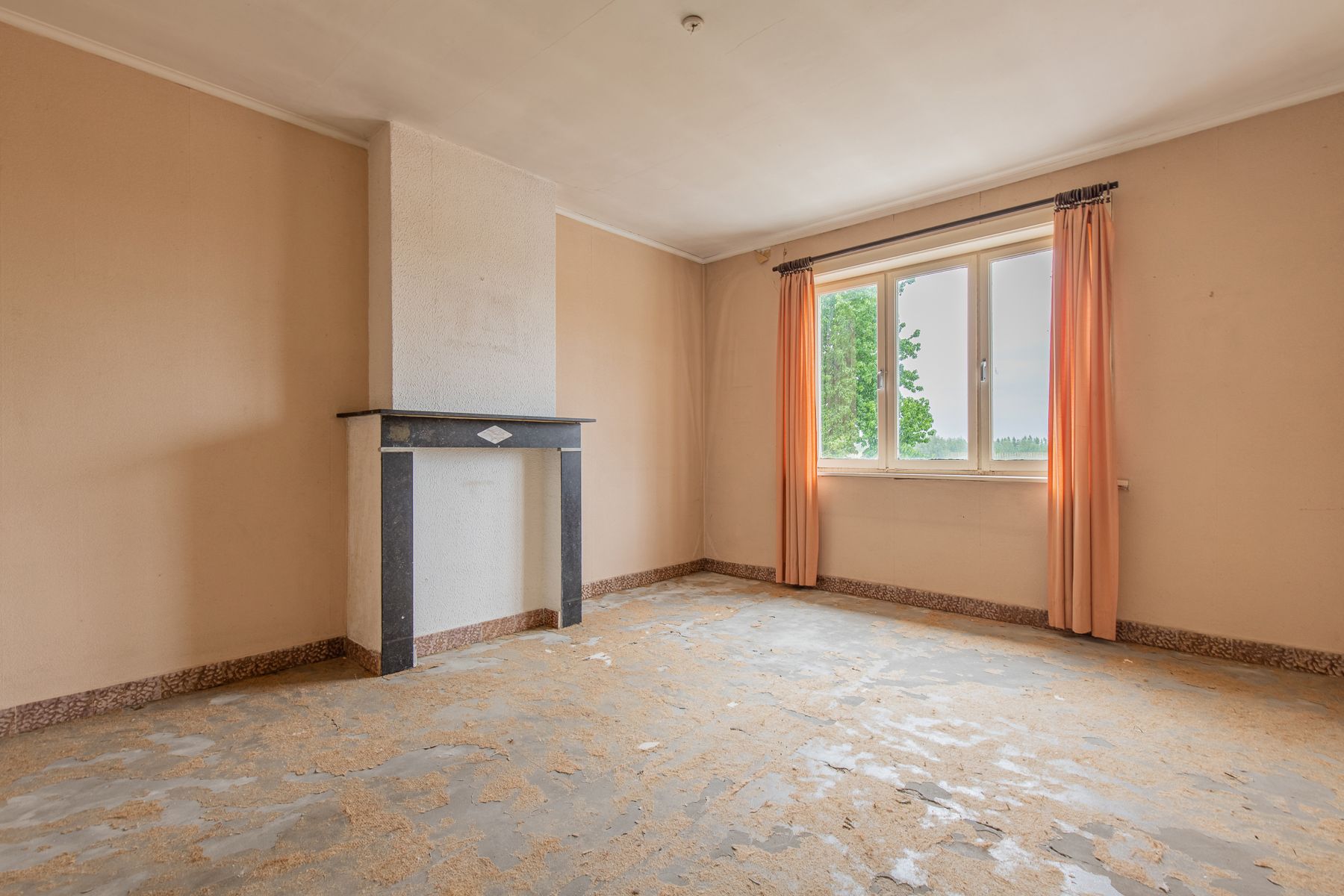 Charmante, te renoveren gezinswoning op centrale locatie foto 10