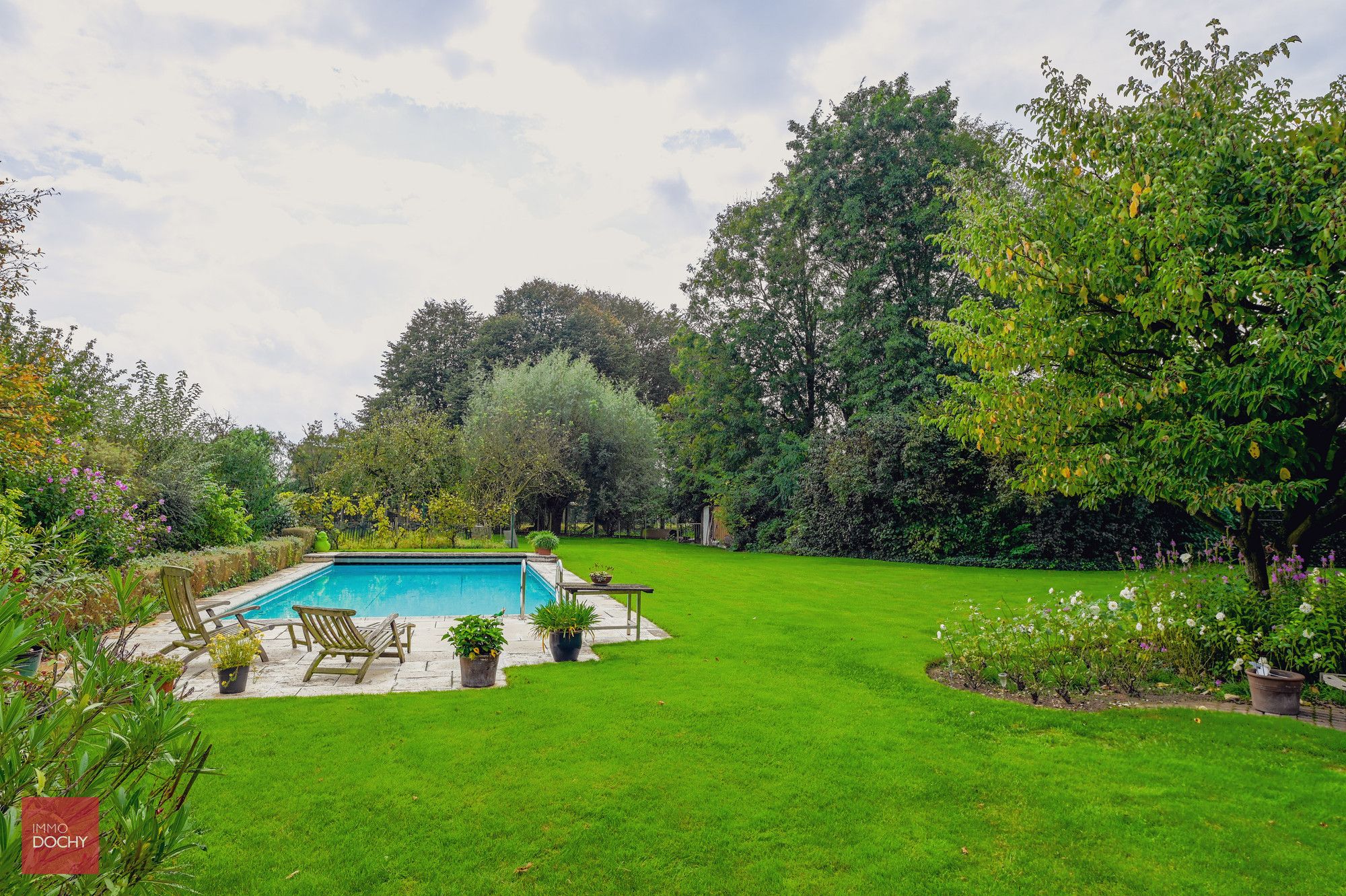 Goed gelegen villa op prachtig stuk (bouw)grond foto 10