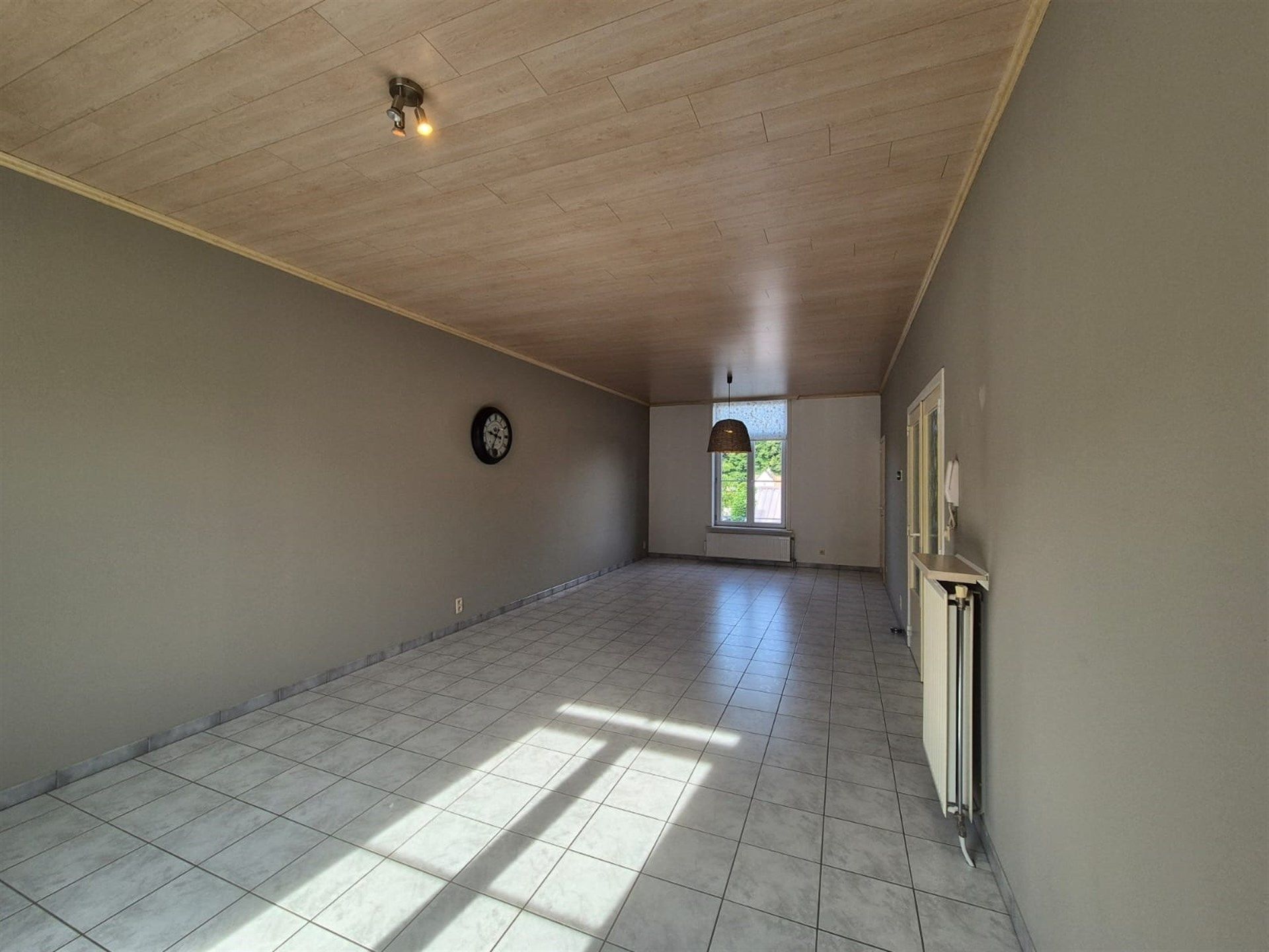 Zeer centraal en rustig gelegen, zeer ruim duplexappartement op de eerste verdieping met privéparking voor 2 wagens. foto 4