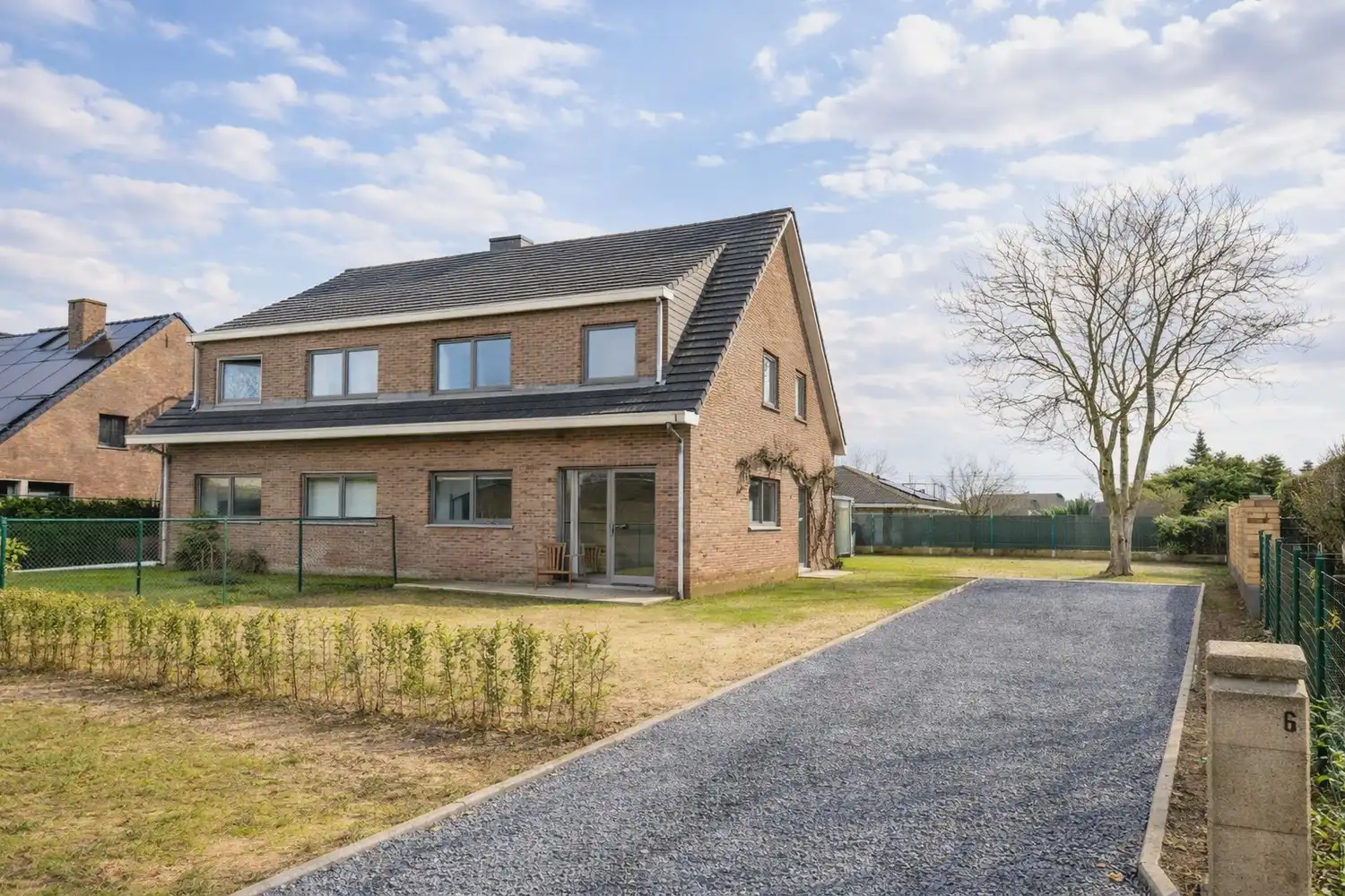 Gerenoveerde gezinswoning met 4 slaapkamers, garage en grote zonnige tuin rustig gelegen vlakbij het centrum van Lochristi. foto {{pictureIndex}}
