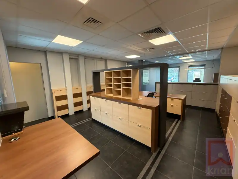 Stijlvol kantoor/handelspand op toplocatie centrum Geel met parking! foto 8