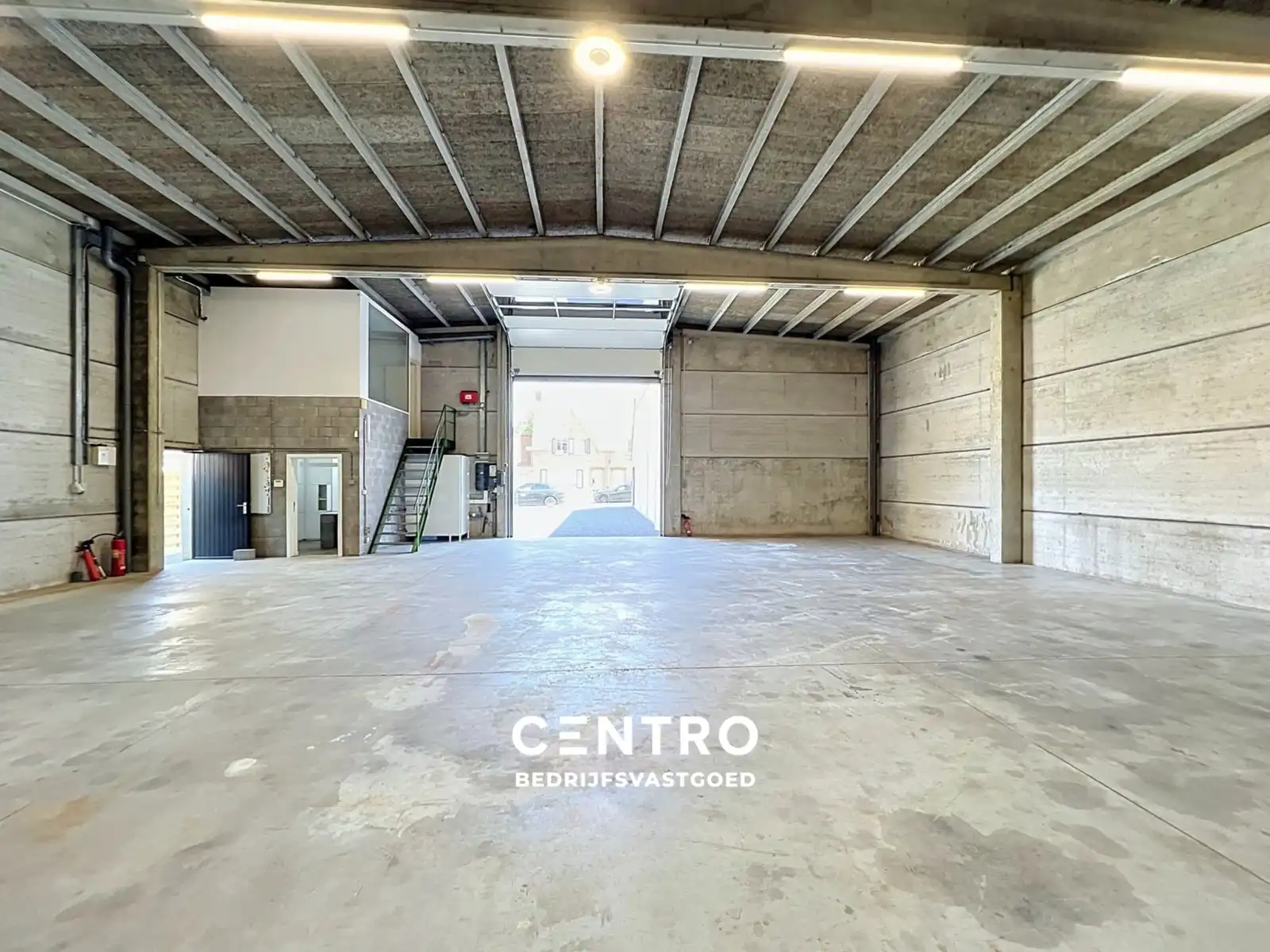 Instapklaar bedrijfspand (±345 m²) met magazijn, kantoor én 4 verhuurbare opslagunits, 1 garage en ruime parking op 603 m²  te INGELMUNSTER! foto {{pictureIndex}}