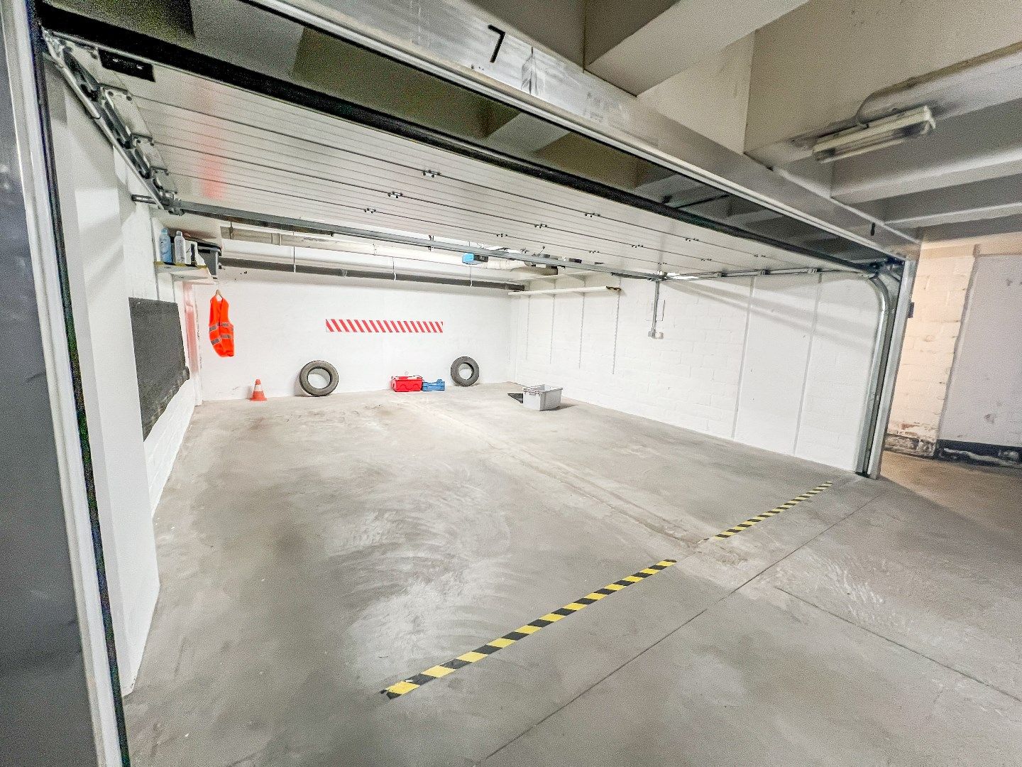 Dubbele garagebox met automatische poort gelegen op van de Kustlaan tussen het Driehoeksplein en het Albertplein.  foto 4