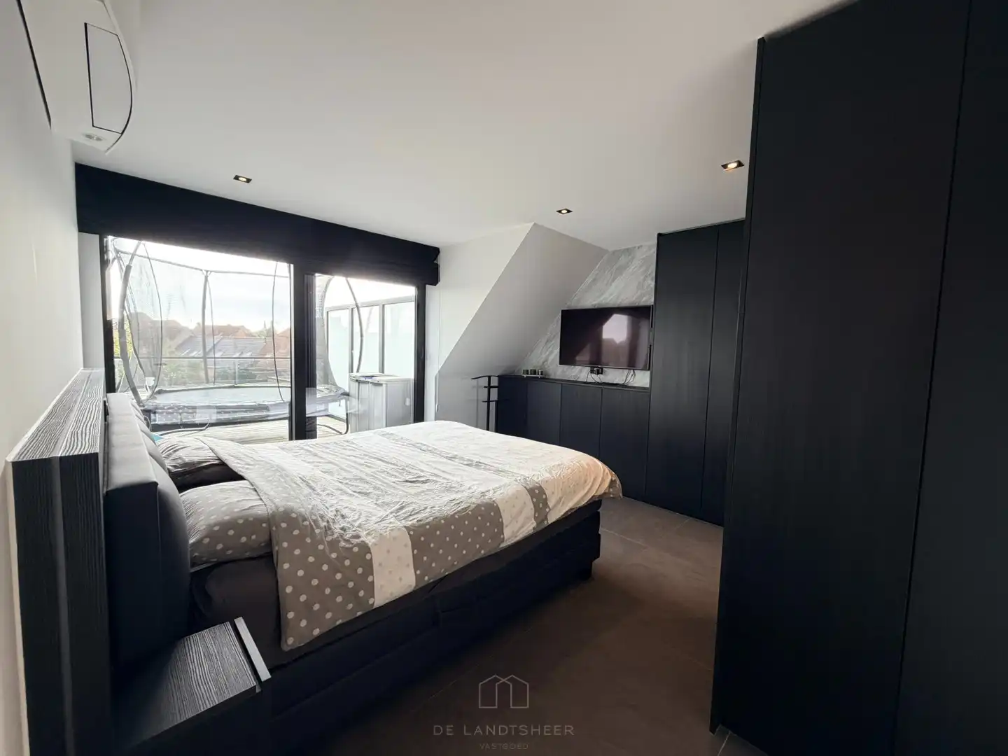 Stijlvol dakappartement met 3 slaapkamers, 2 badkamers en uitzonderlijk veel maatwerk foto 24