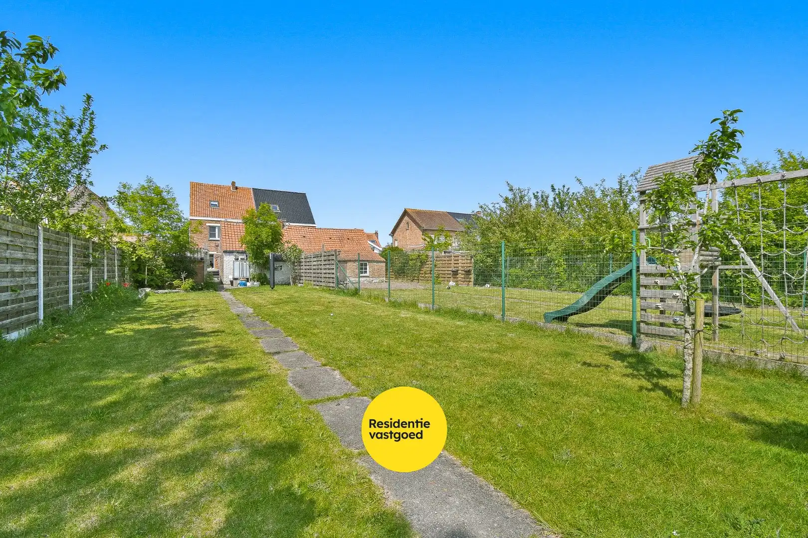 Gezinswoning met ruime tuin foto 25