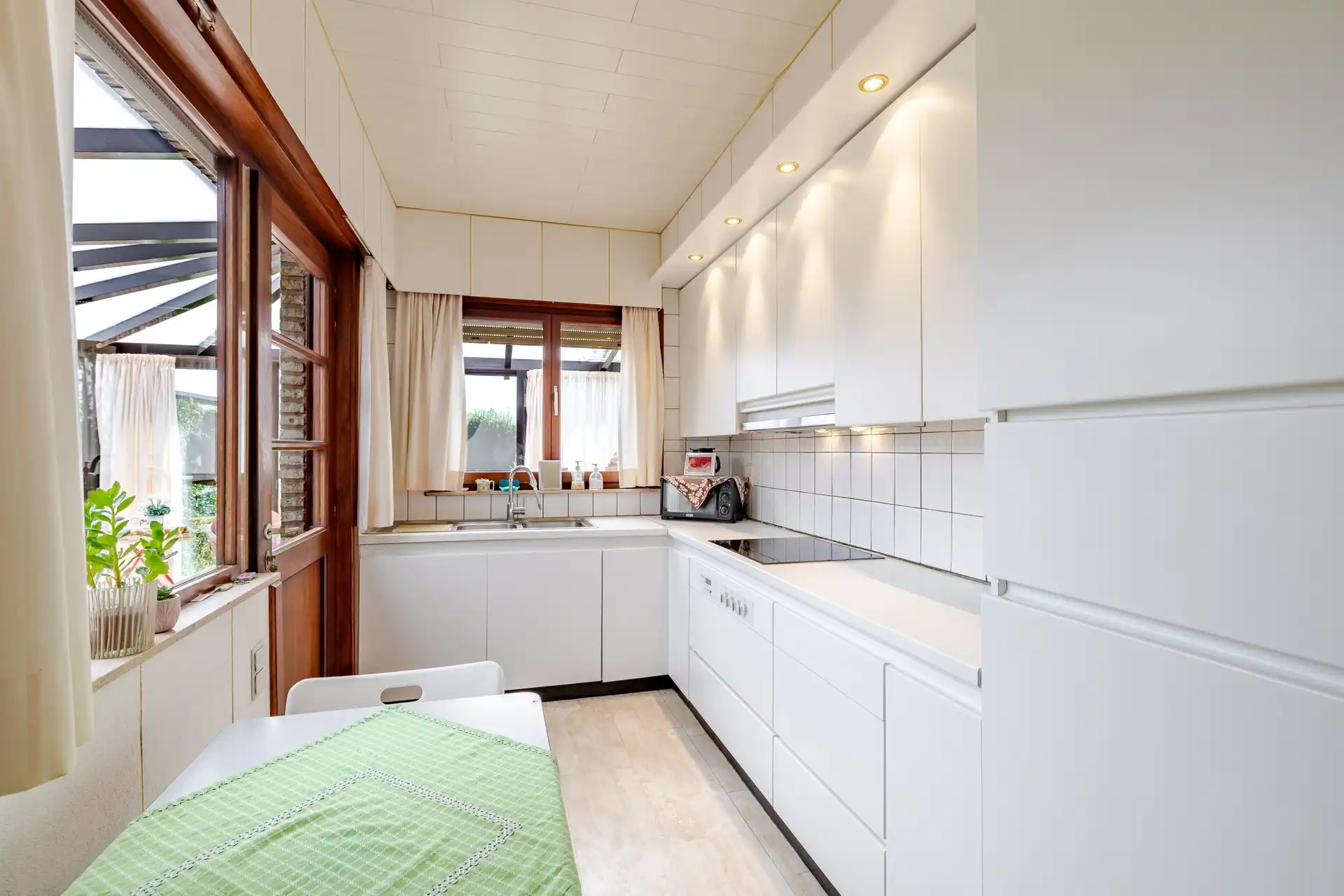 Statige woning met 3 slks, zuidgerichte tuin en veel parkeermogelijkheid foto 8