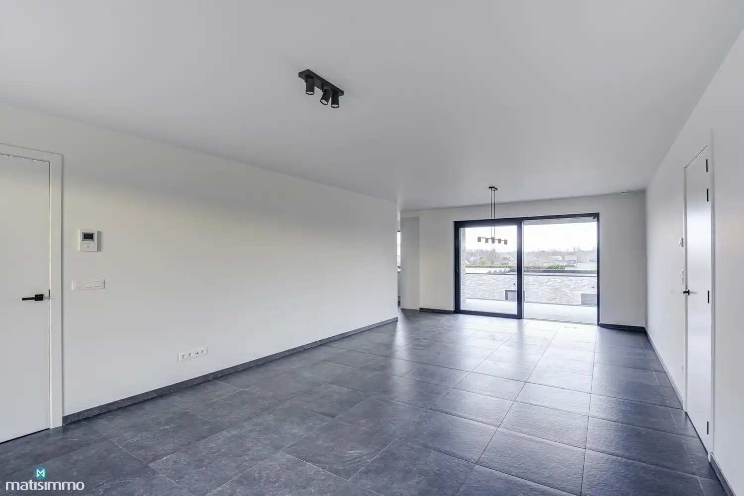 RUIM NIEUWBOUW APPARTEMENT MET 2 SLAAPKAMERS, OVERDEKT TERRAS, GARAGE, AUTOSTAANPLAATS EN KELDERBERGING TE BEVERST foto 7