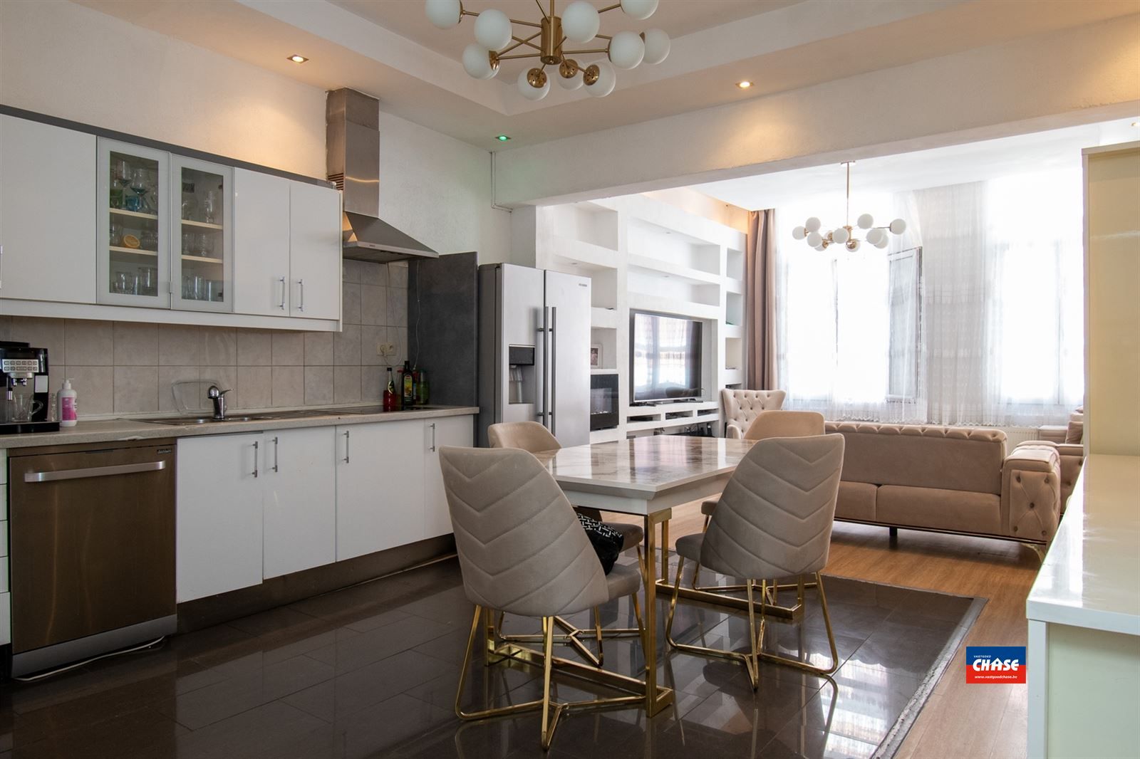 Ruime woning op toplocatie met 4 slaapkamers, 3 keukens en 3 badkamers foto 2