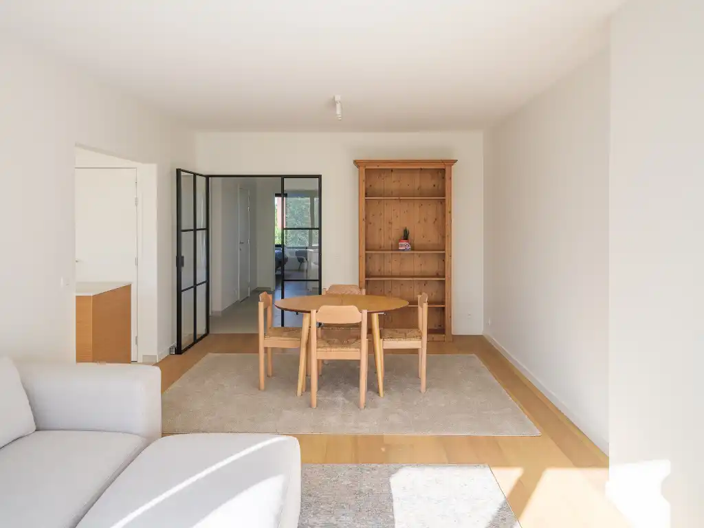 Smaakvol gerenoveerd 2-slaapkamer appartement met twee terrassen. foto 5