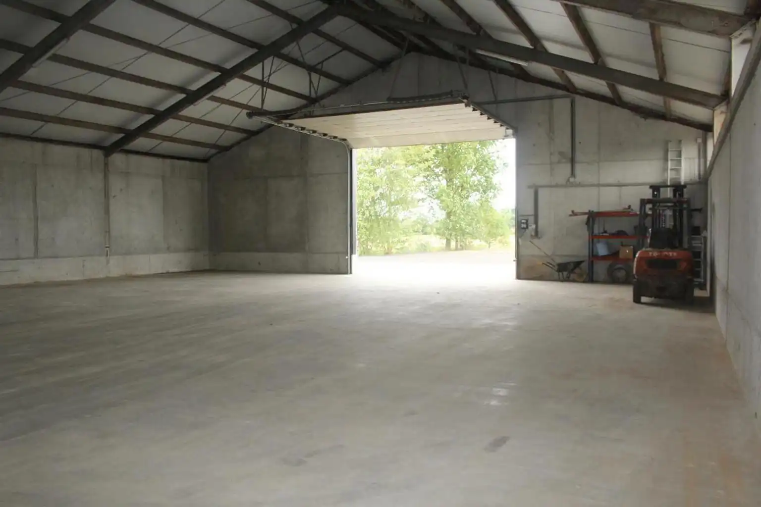 Opslagloods met buitenplein foto 7