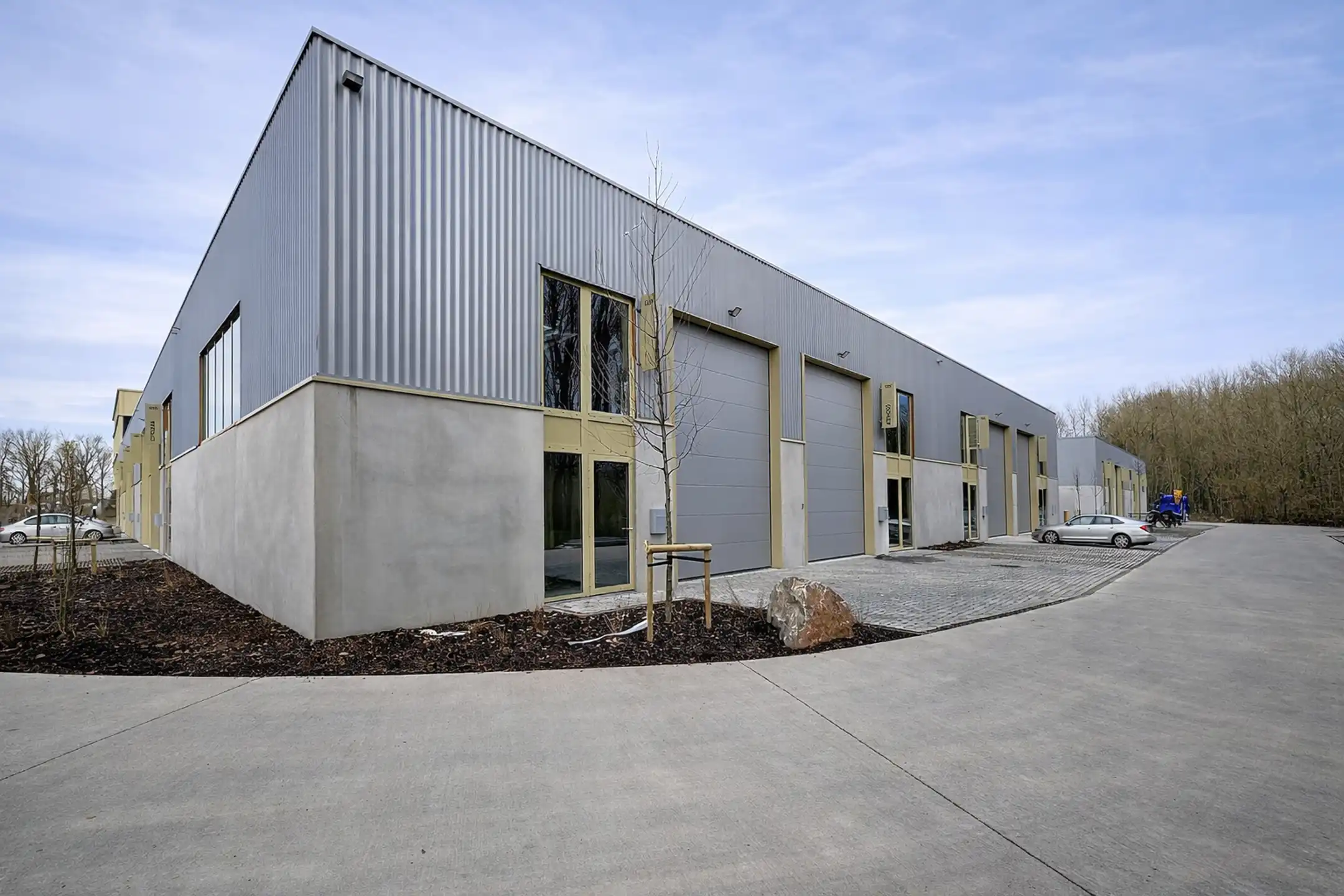 Nieuw magazijn van ±155 m² te huur – Strategische ligging foto 3
