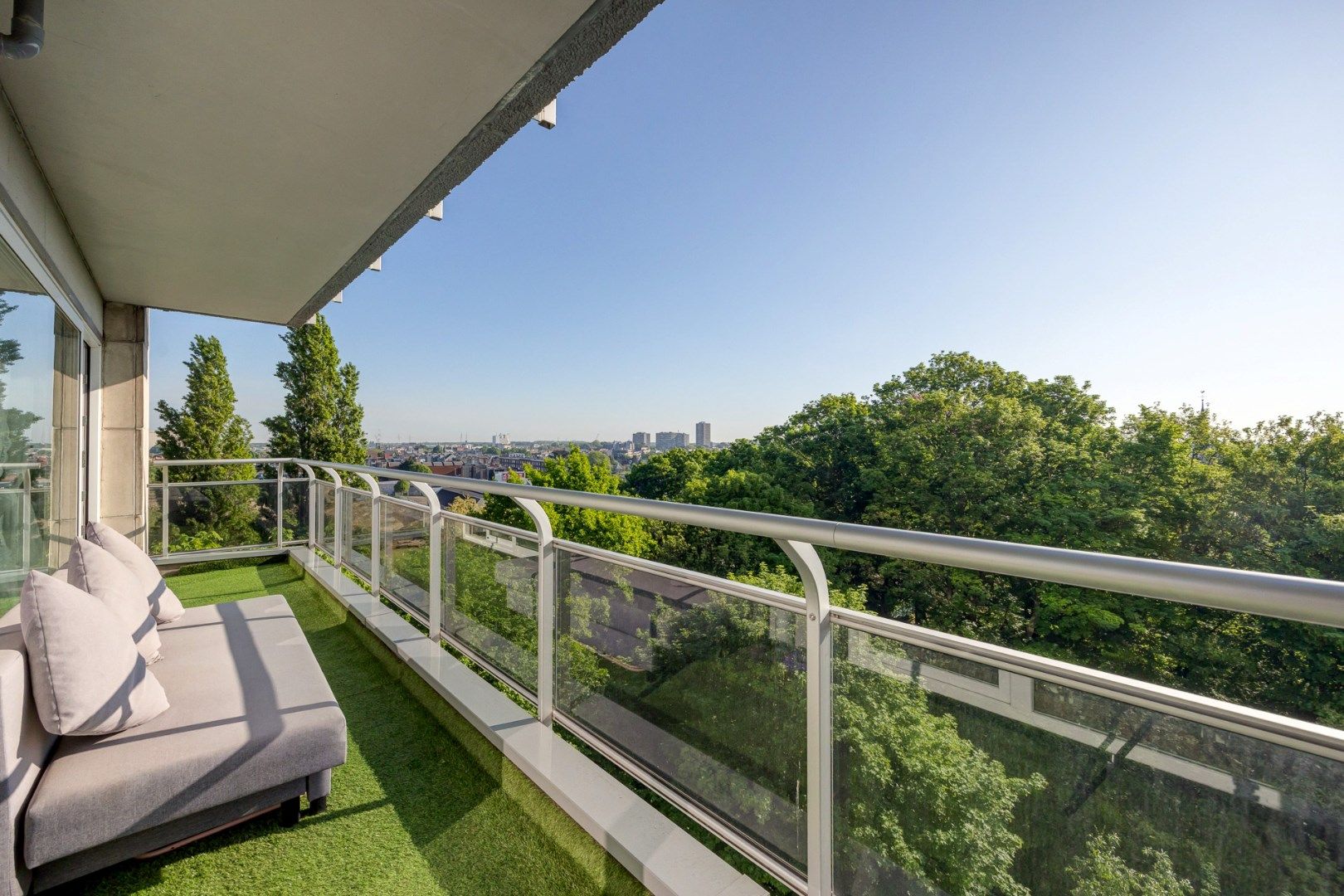 Volledig gerenoveerd 2-slaapkamer appartement (7v) met terras! foto 2