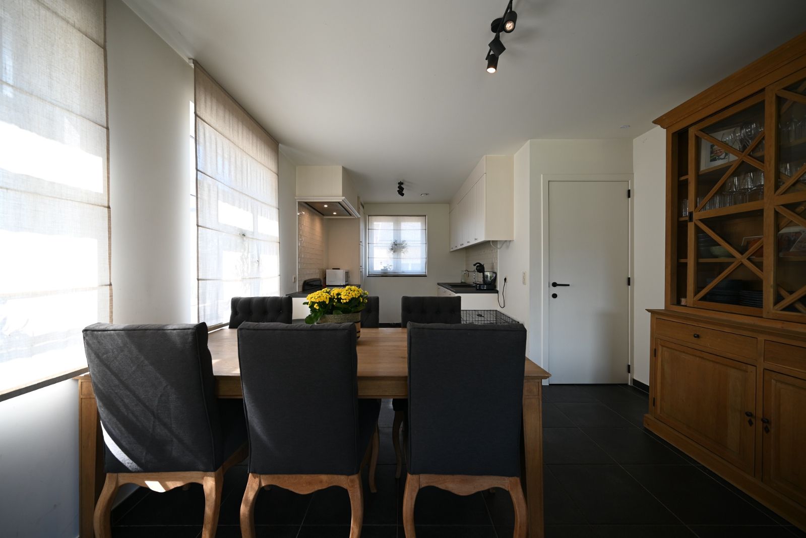 Gezinsvriendelijke Woning met Open Keuken, Tuin parkeerplaats en Garage foto 6