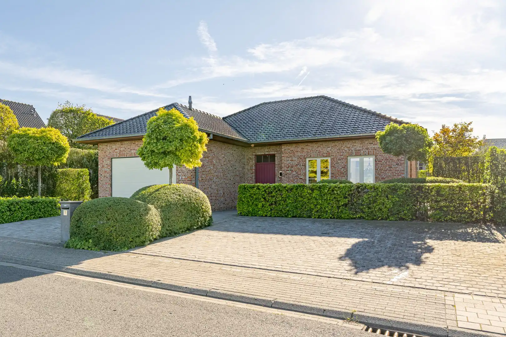 Instapklare, gelijkvloerse woning met garage en zuidgerichte tuin in Pittem foto {{pictureIndex}}