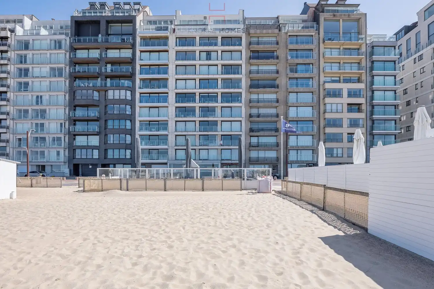 Mooi gerenoveerd vakantie-appartement op de zeedijk in Duinbergen foto {{pictureIndex}}