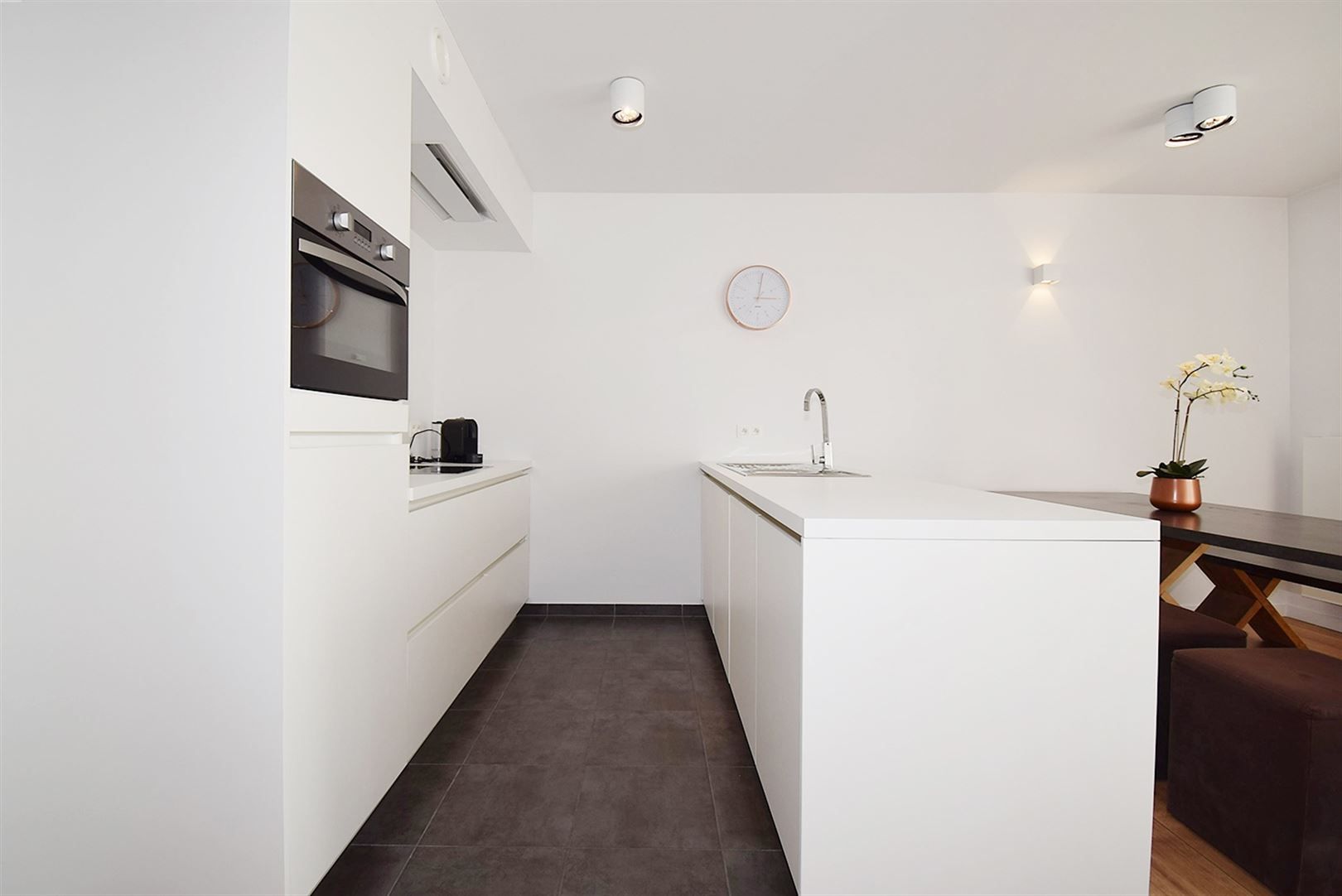 Goed gelegen appartement met parking en berging foto 6