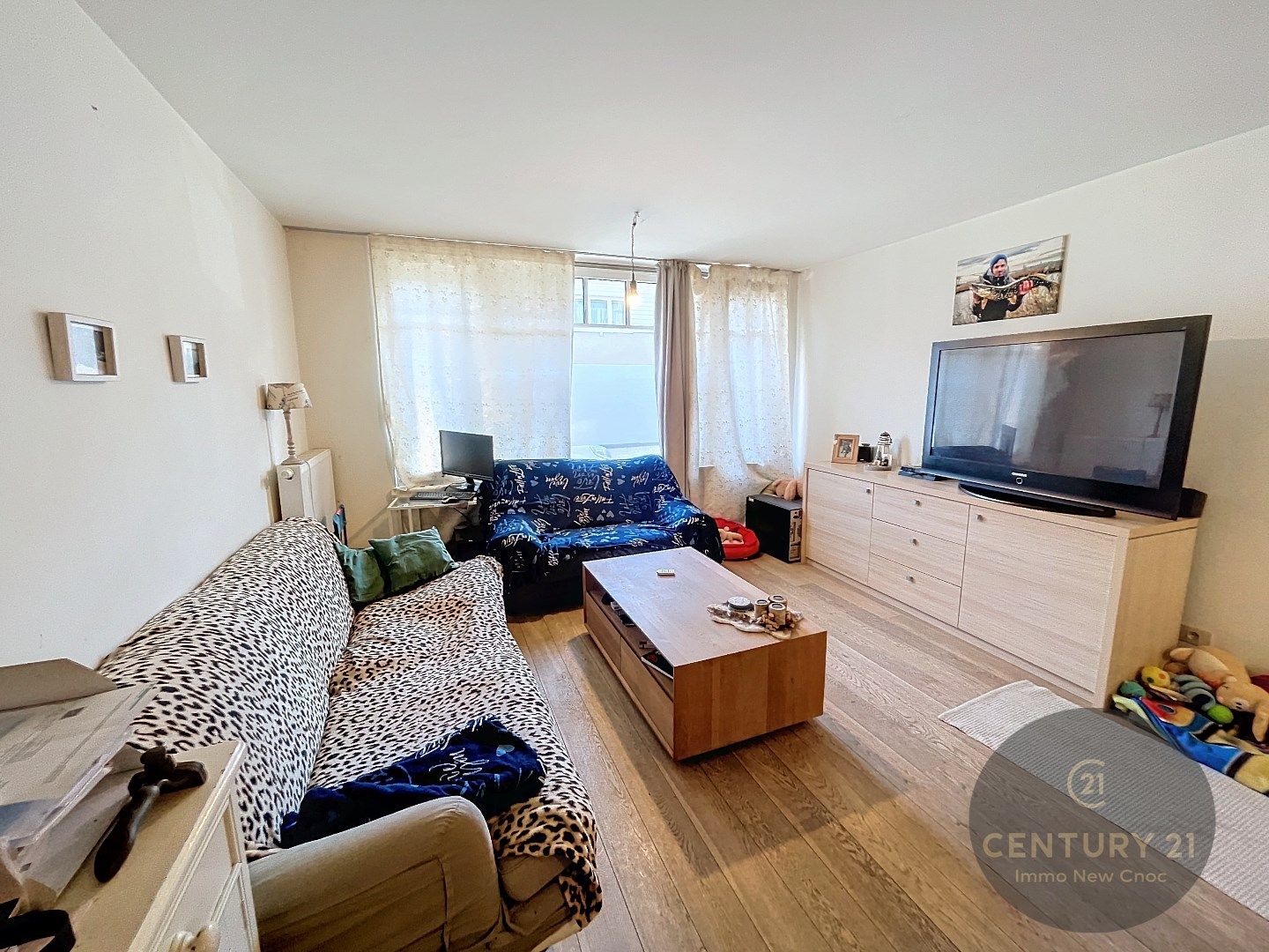 2 slaapkamer appartement met koer en garagestaanplaats foto {{pictureIndex}}